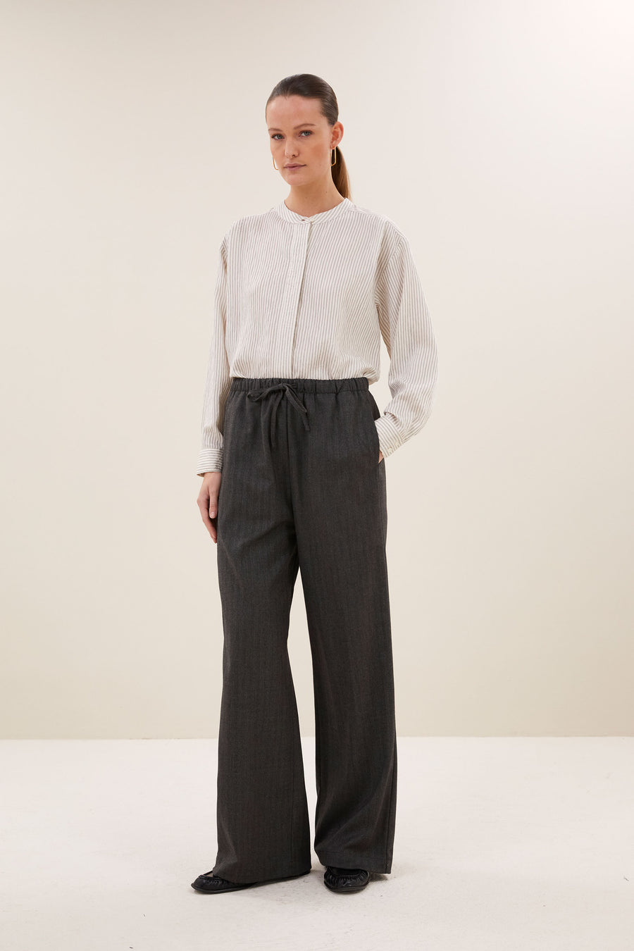 pelle-herringbone-pants-black-herringbone-all-time classic-gemaakt door weefspecialist-must-have essential-by-bar-vooraanzicht