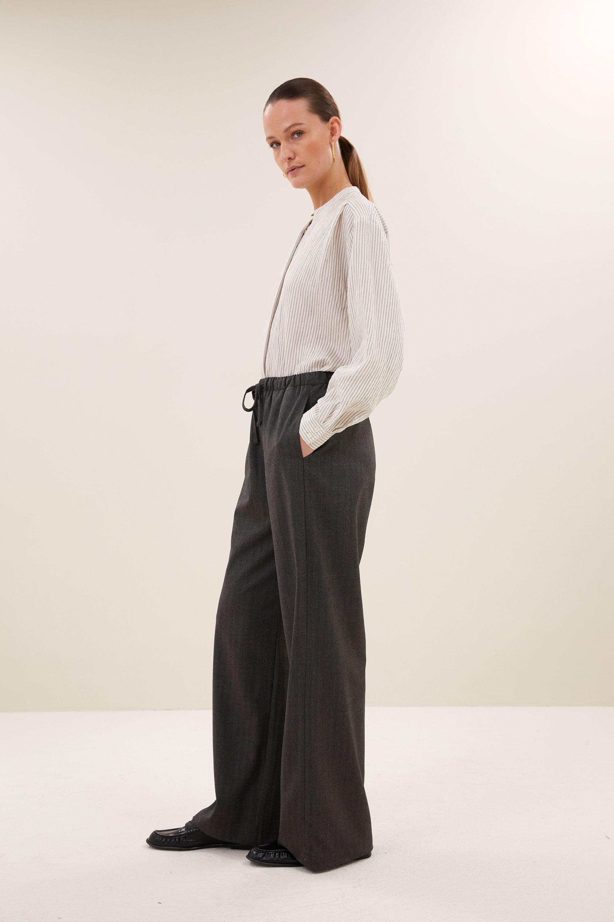 pelle-herringbone-pants-black-herringbone-all-time classic-gemaakt door weefspecialist-must-have essential-by-bar-zijaanzicht