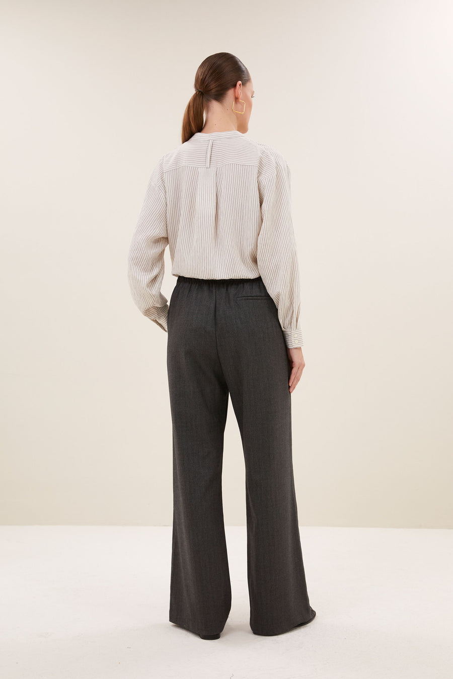 pelle-herringbone-pants-black-herringbone-all-time classic-gemaakt door weefspecialist-must-have essential-by-bar-achteraanzicht