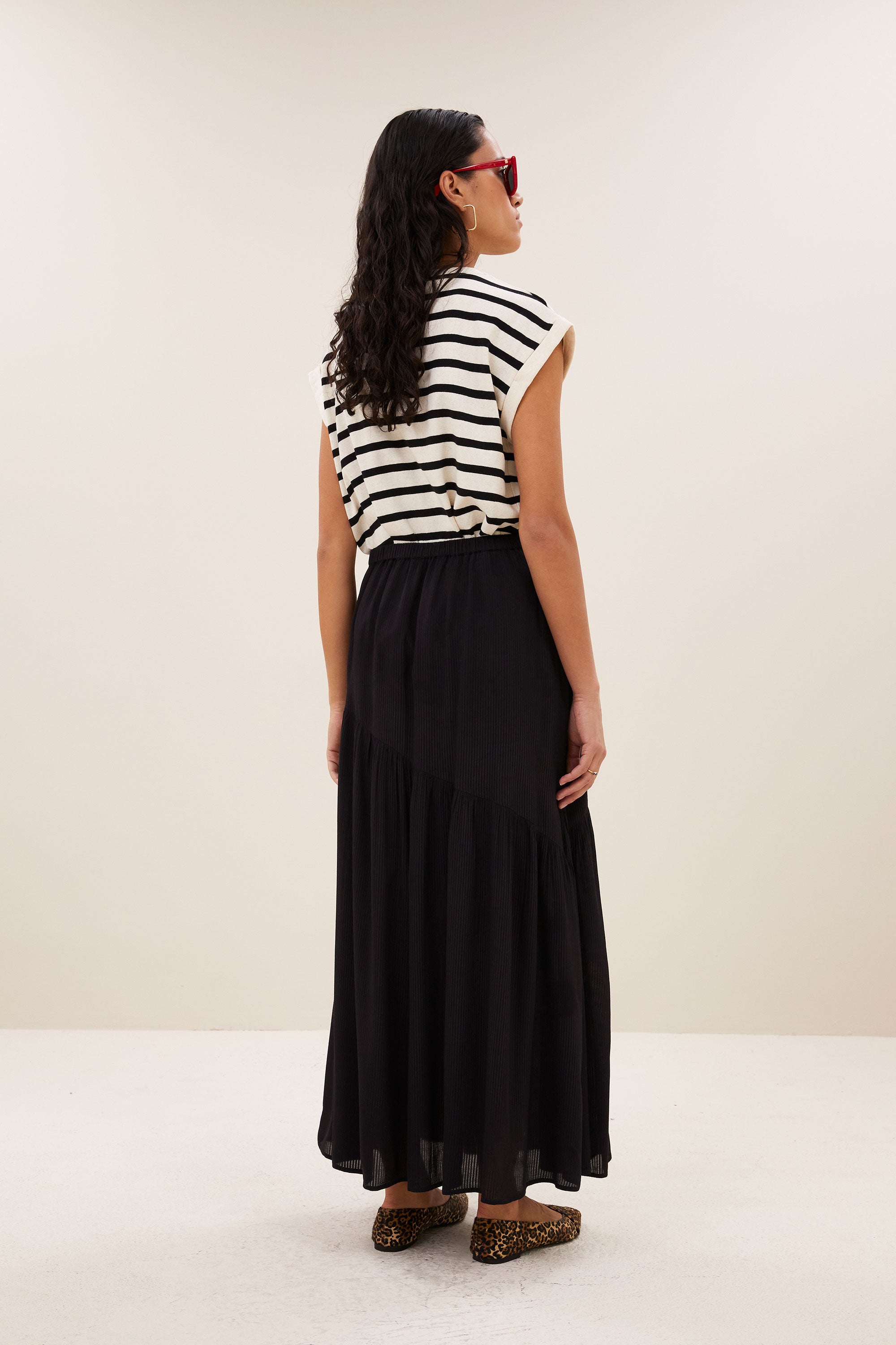 myra-viscose-skirt-black-gemaakt door weefspecialist-must-have essential-tijdloze pasvorm-by-bar-achteraanzicht