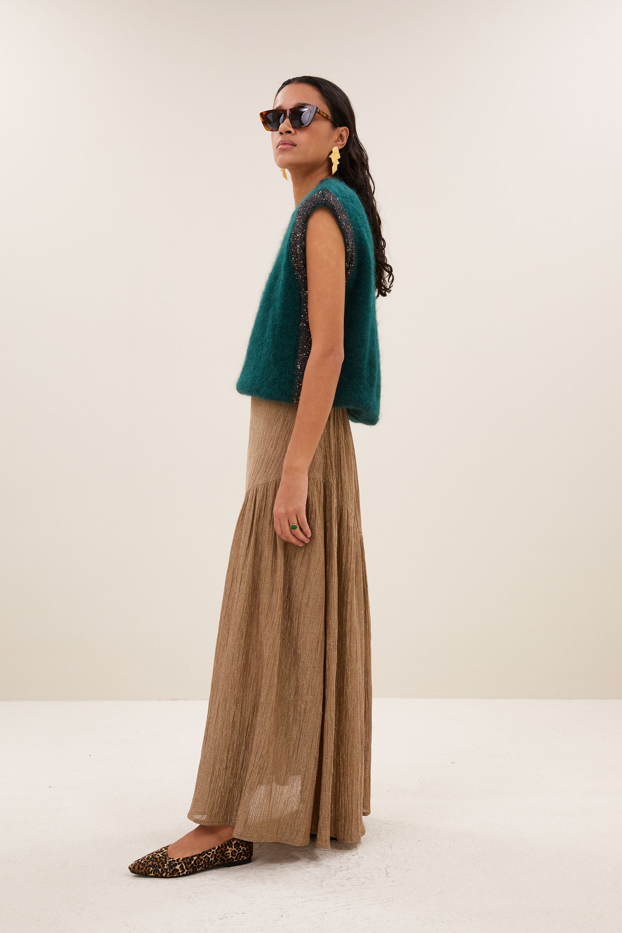 myra-lurex-skirt-gold-all-time classic-comfortabele pasvorm-subtiel geweven lurex draad-by-bar-zijaanzicht