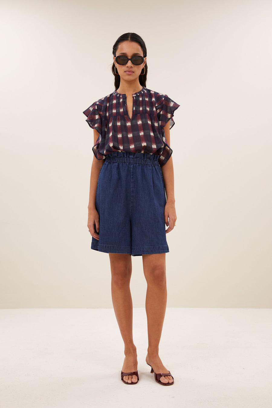mack-denim-shorts-dark-denim-comfortabele draagervaring-plooien-draagbaar als set-by-bar-vooraanzicht