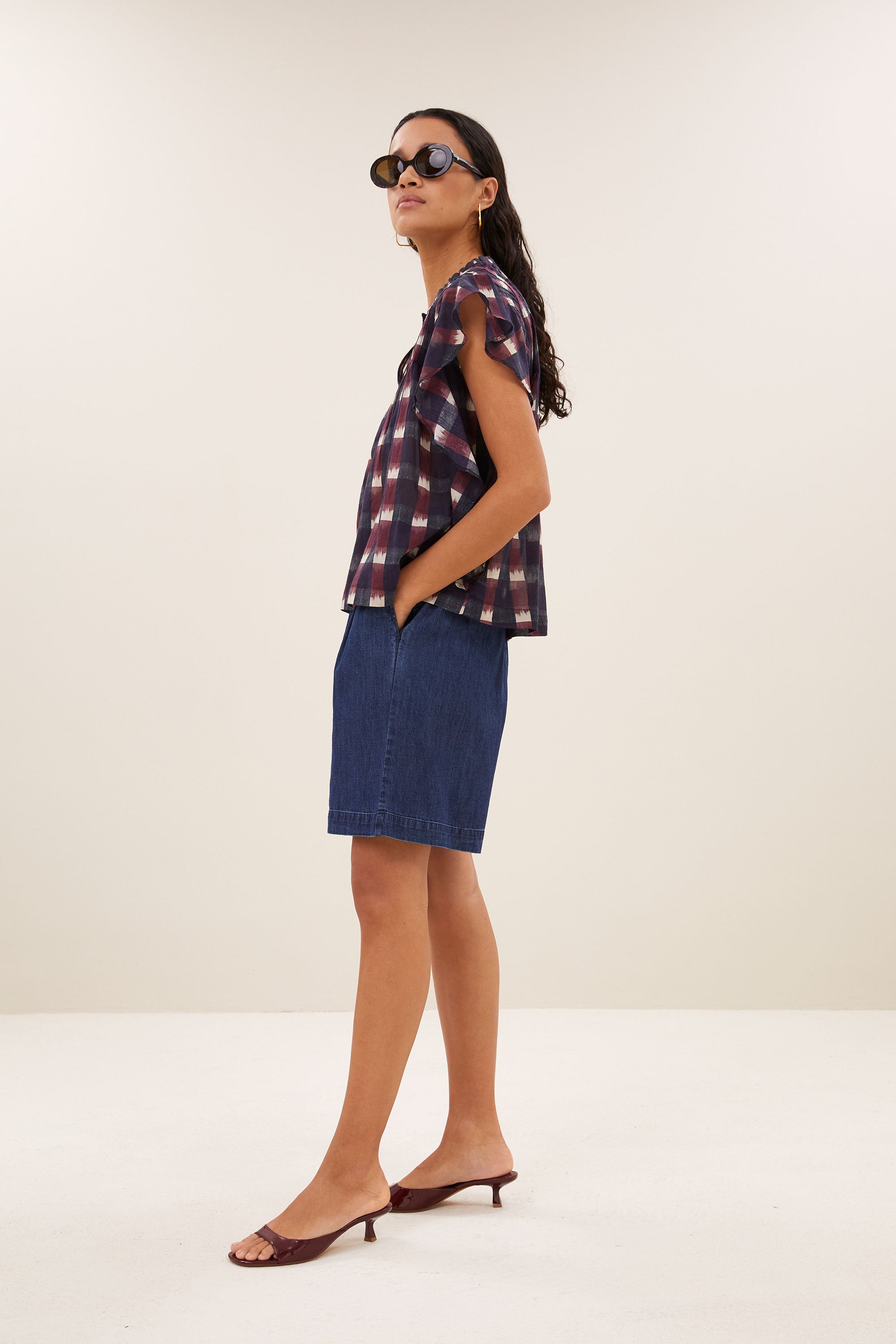 mack-denim-shorts-dark-denim-comfortabele draagervaring-plooien-draagbaar als set-by-bar-zijaanzicht
