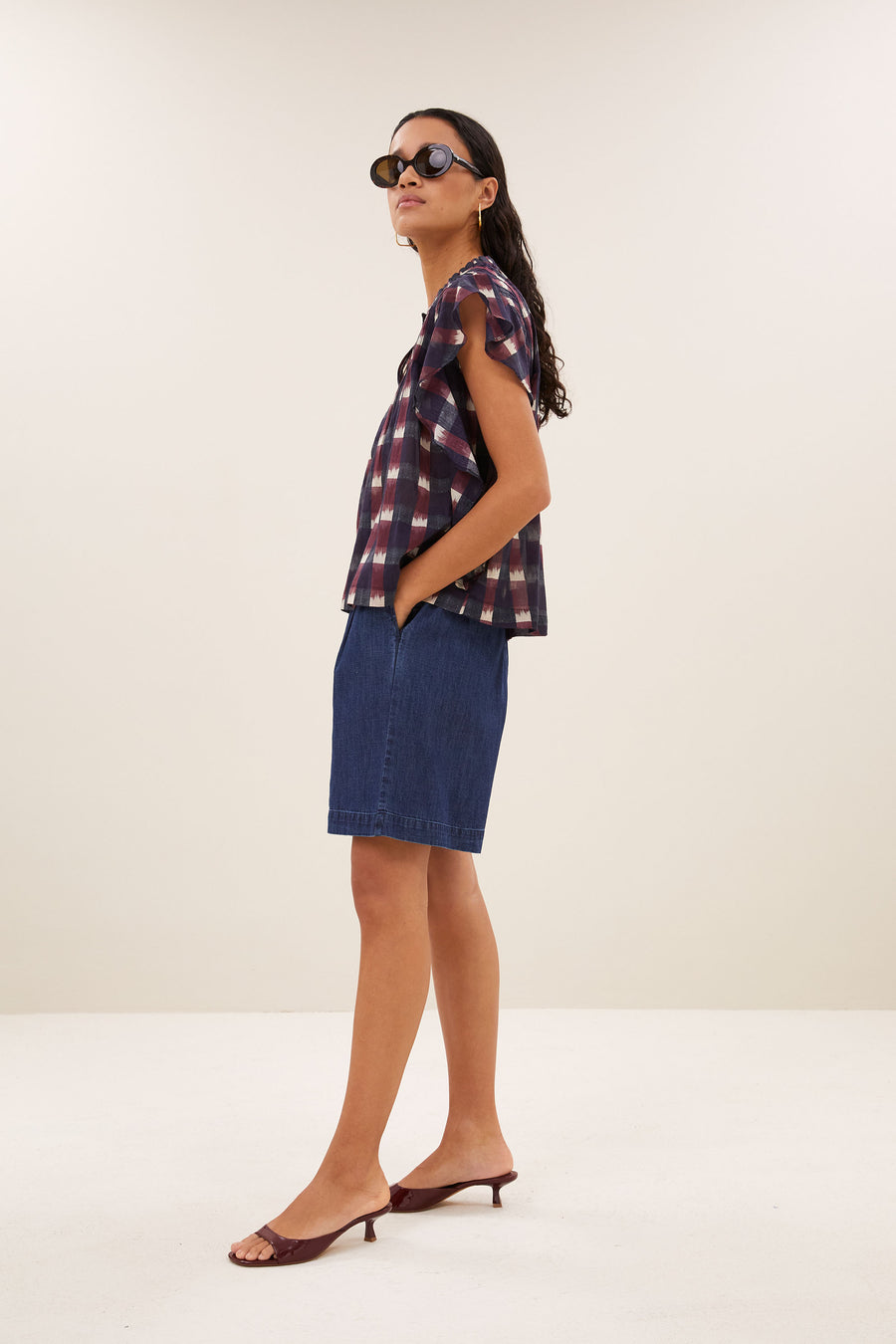 mack-denim-shorts-dark-denim-comfortabele draagervaring-plooien-draagbaar als set-by-bar-zijaanzicht