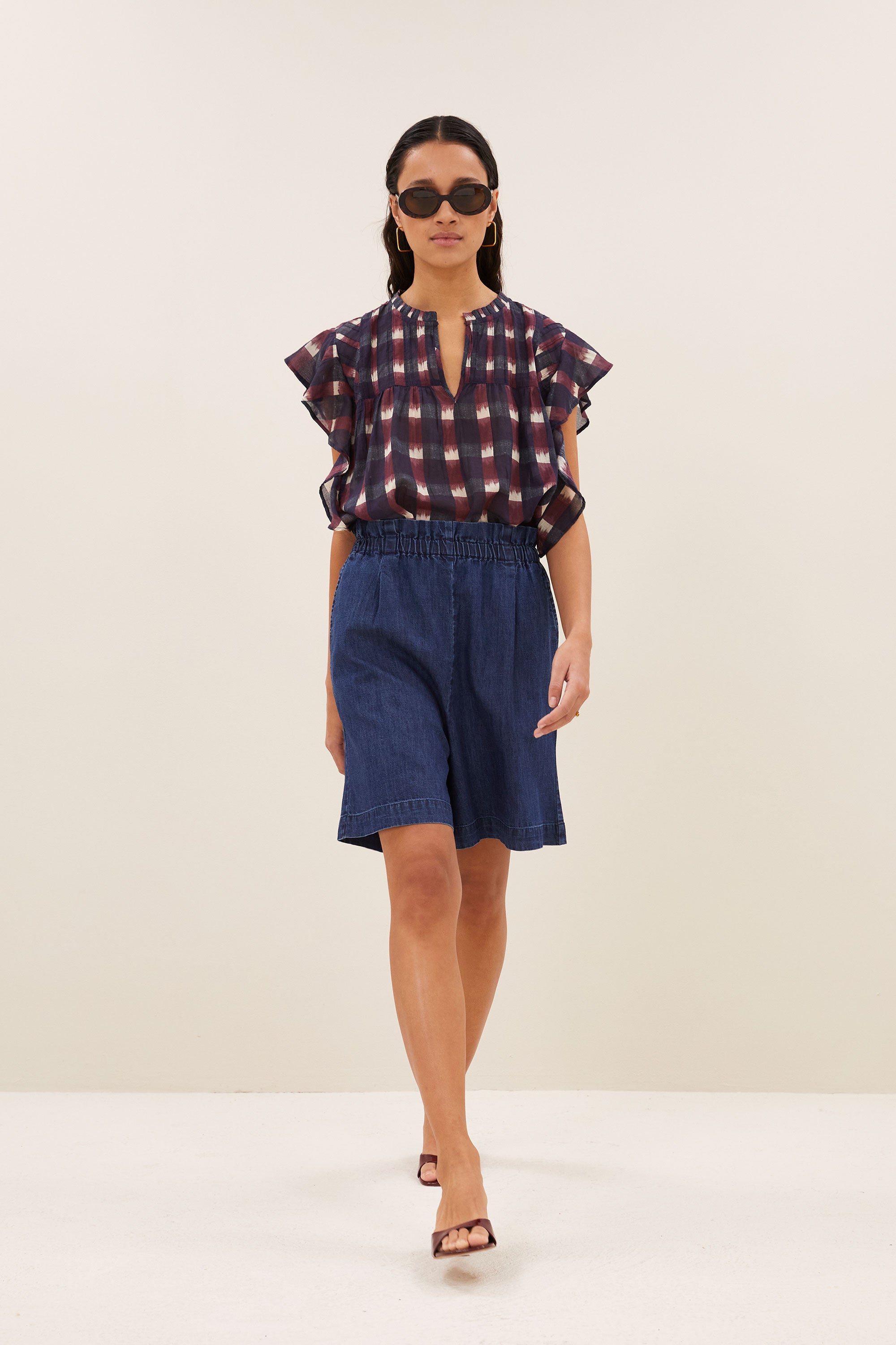 mack-denim-shorts-dark-denim-comfortabele draagervaring-plooien-draagbaar als set-by-bar-vooraanzicht