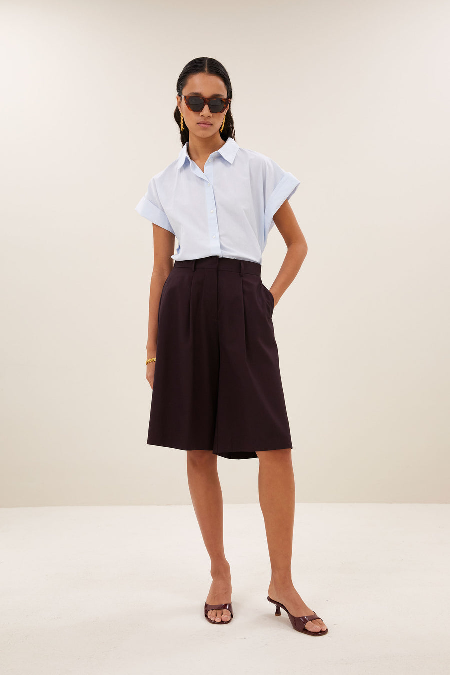 finn-bermuda-shorts-dark-wine-all-time classic-must-have essential-plooien-by-bar-vooraanzicht