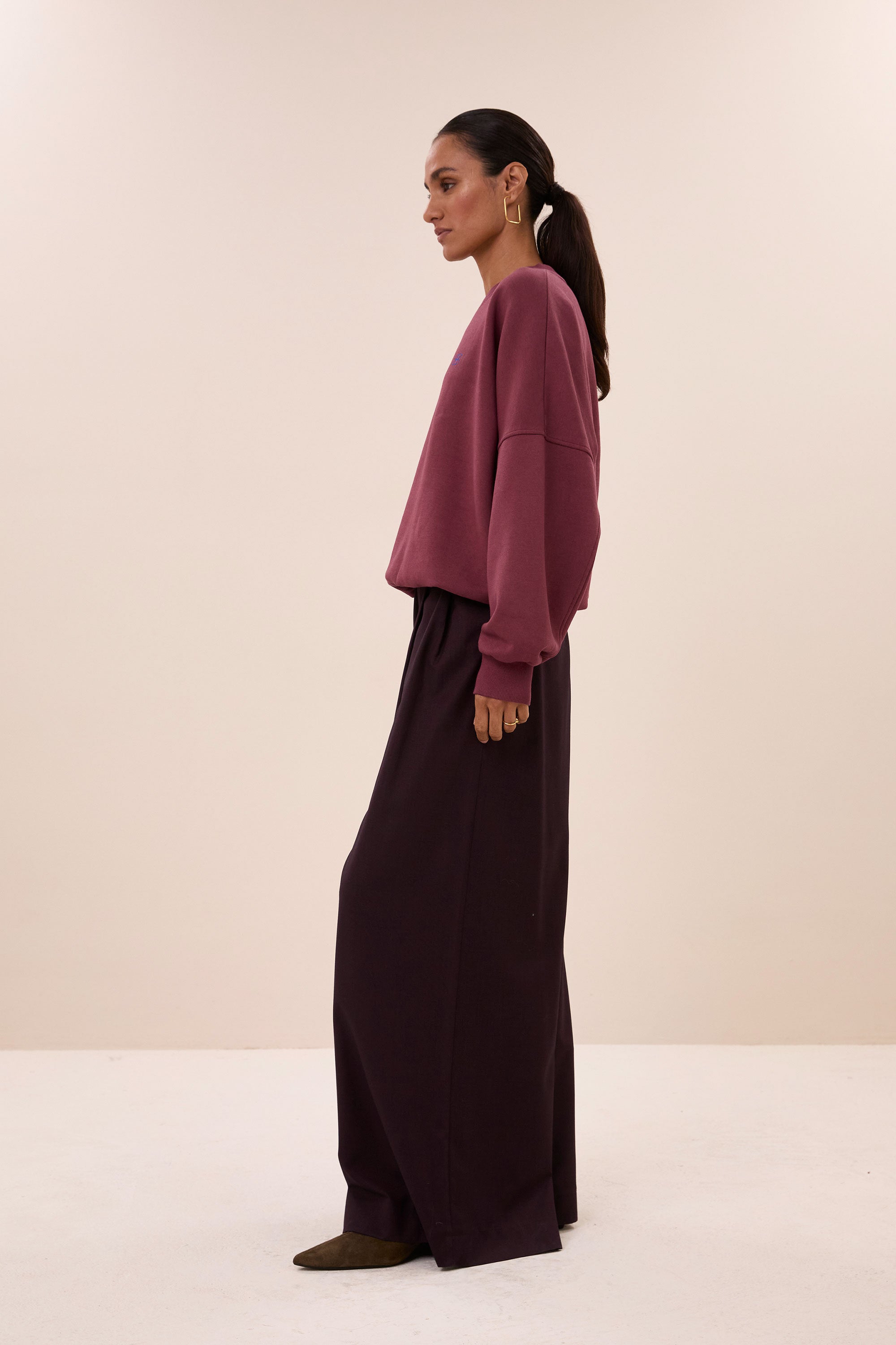 malyn-logo-sweater-burgundy-crush-comfortabele draagervaring-casual fit-katoen kwaliteit-by-bar-zijaanzicht