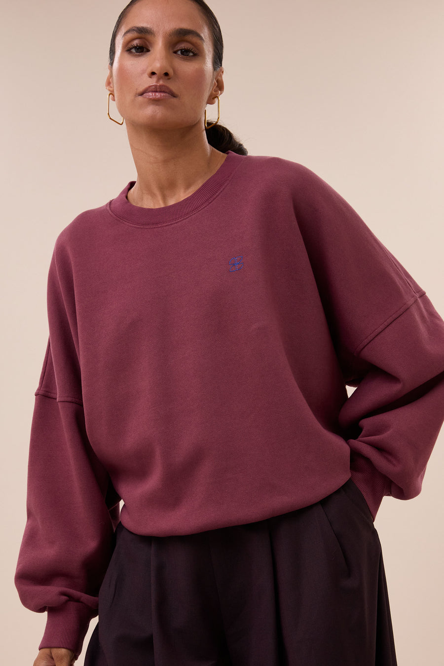 malyn-logo-sweater-burgundy-crush-comfortabele draagervaring-casual fit-katoen kwaliteit-by-bar-detail