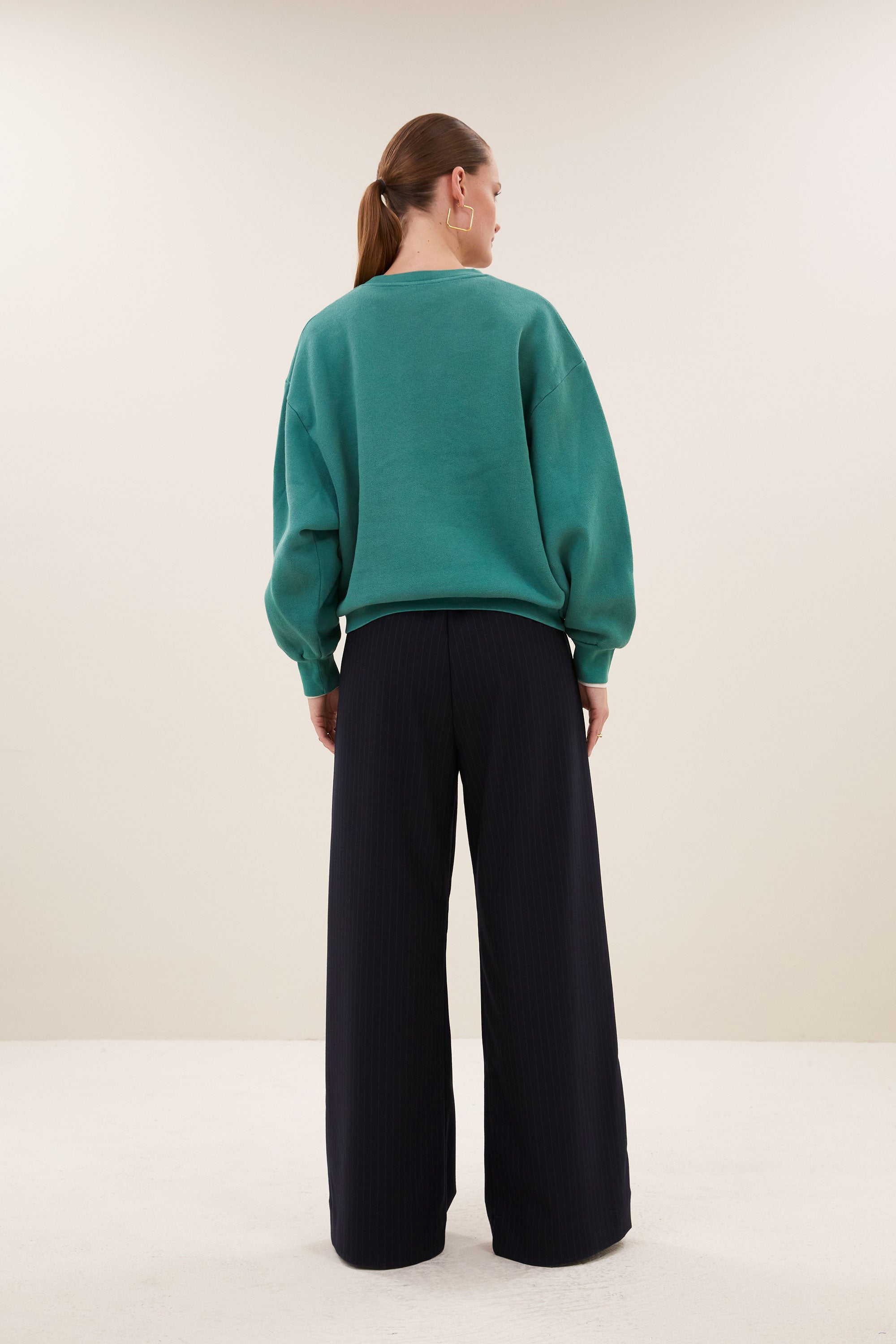 lili-lucky-sweater-frosty-green-comfortabele draagervaring-comfortabele pasvorm-losvallende pasvorm-by-bar-achteraanzicht