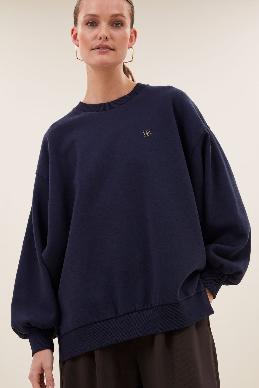lili-long-sweater-uniform-blue-all-time classic-katoen kwaliteit-ronde halslijn-by-bar-detail