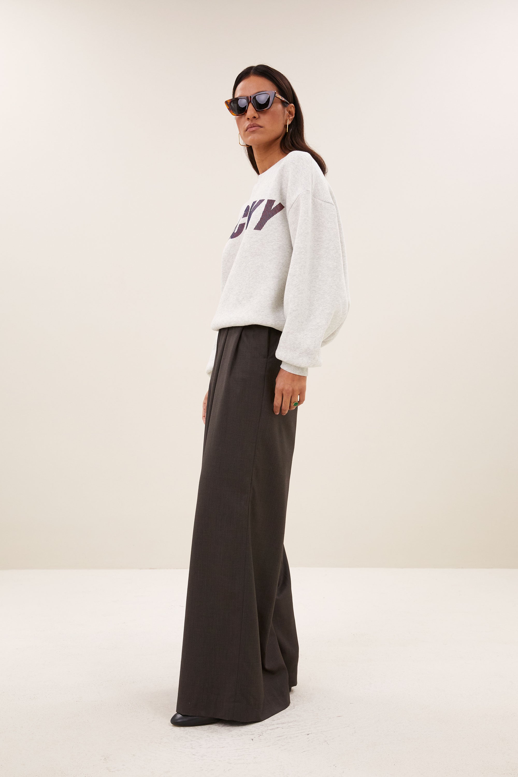lili-speed-sweater-light-grey-melee-all-time classic-casual fit-normale pasvorm-by-bar-zijaanzicht