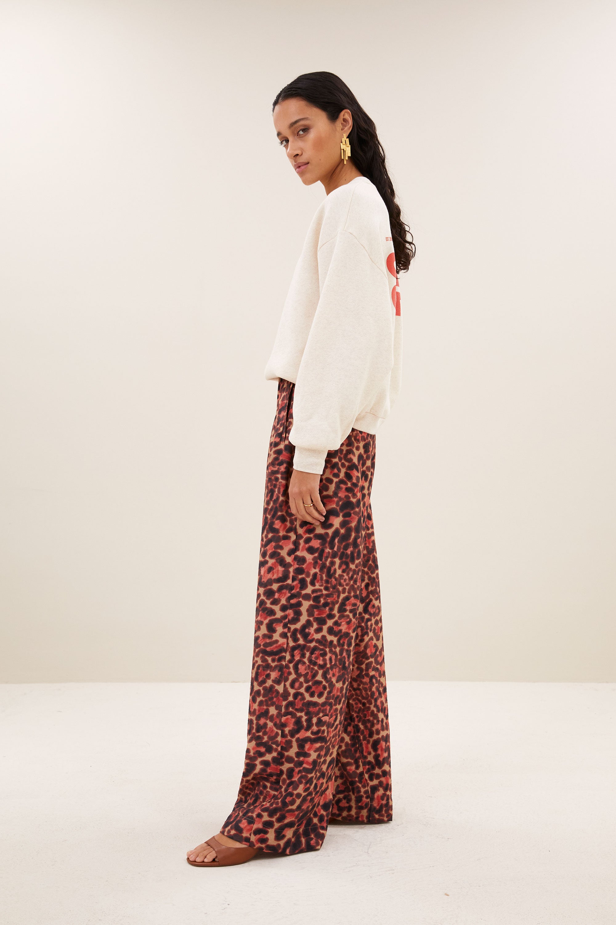 lili-coast-melange-sweater-oyster-melee-comfortabele draagervaring-verlaagde schoudernaden-statement print-by-bar-zijaanzicht