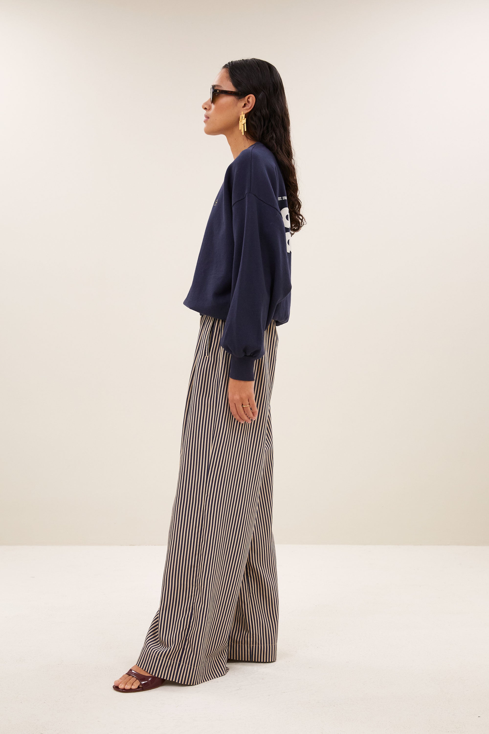 lili-coast-sweater-uniform-blue-comfortabele draagervaring-verlaagde schoudernaden-statement print-by-bar-zijaanzicht