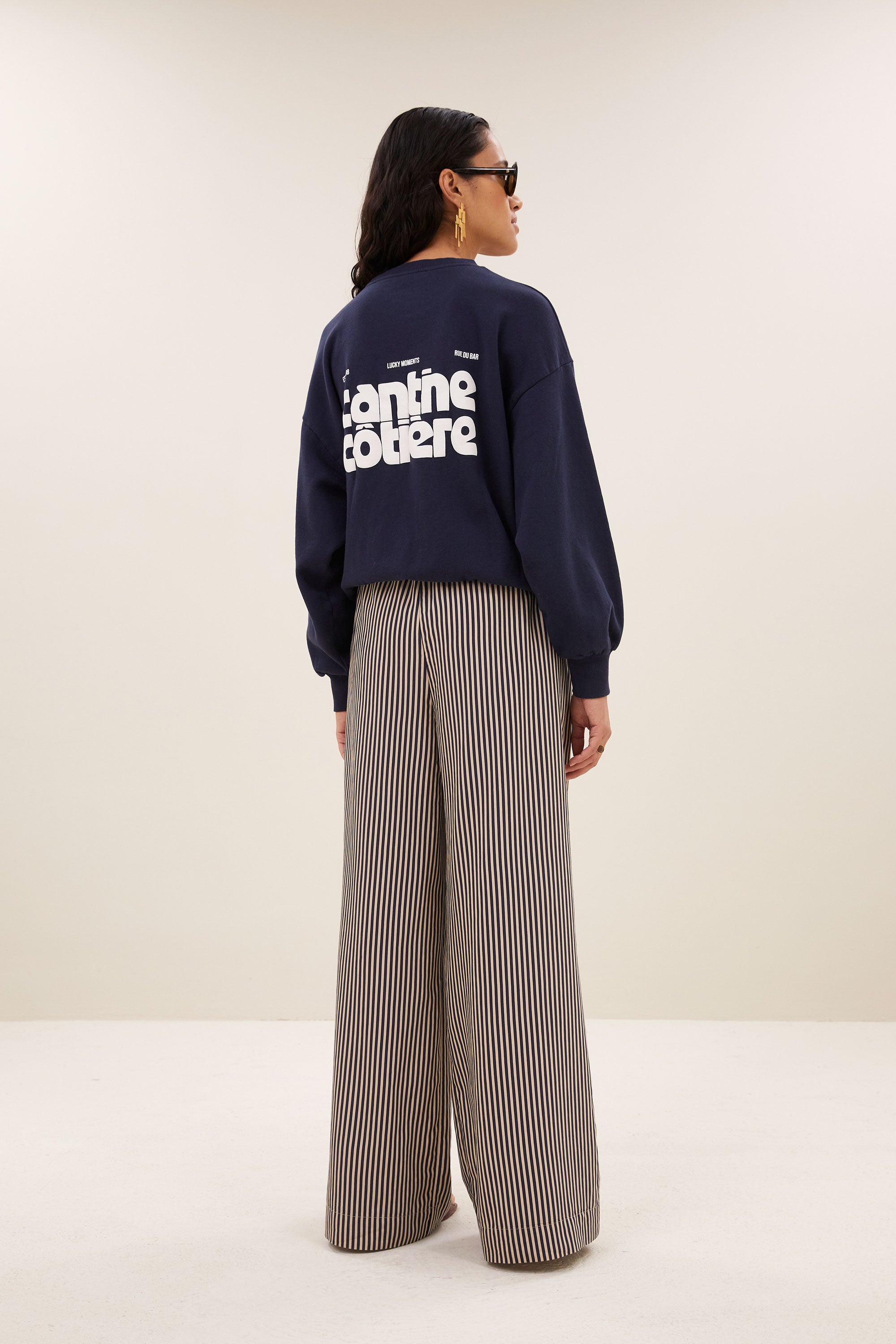 lili-coast-sweater-uniform-blue-comfortabele draagervaring-verlaagde schoudernaden-statement print-by-bar-achteraanzicht