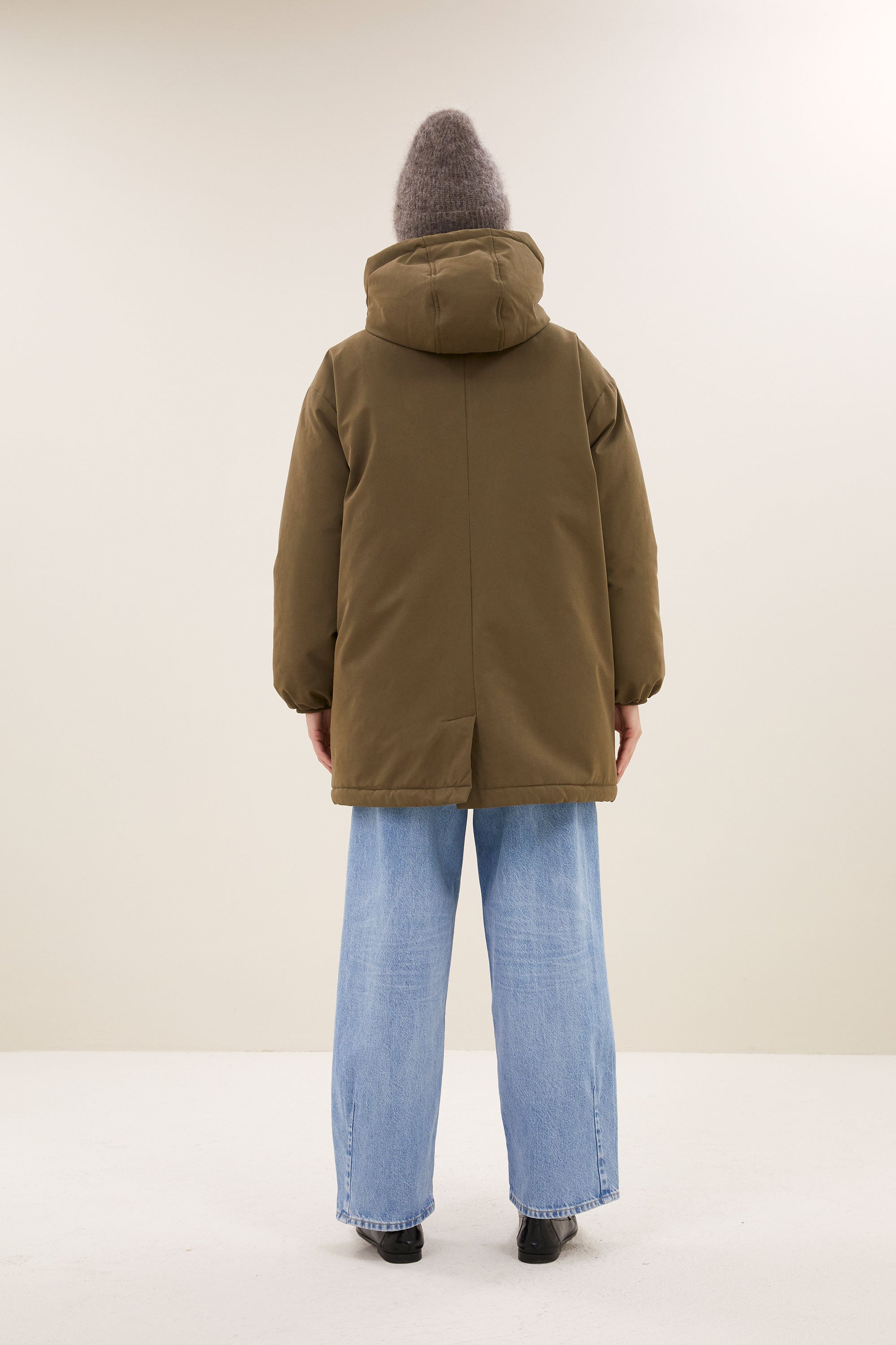dean-long-parka-forest-green-all-time classic-hoge hals-rits- en knoopsluiting-by-bar-zijaanzicht