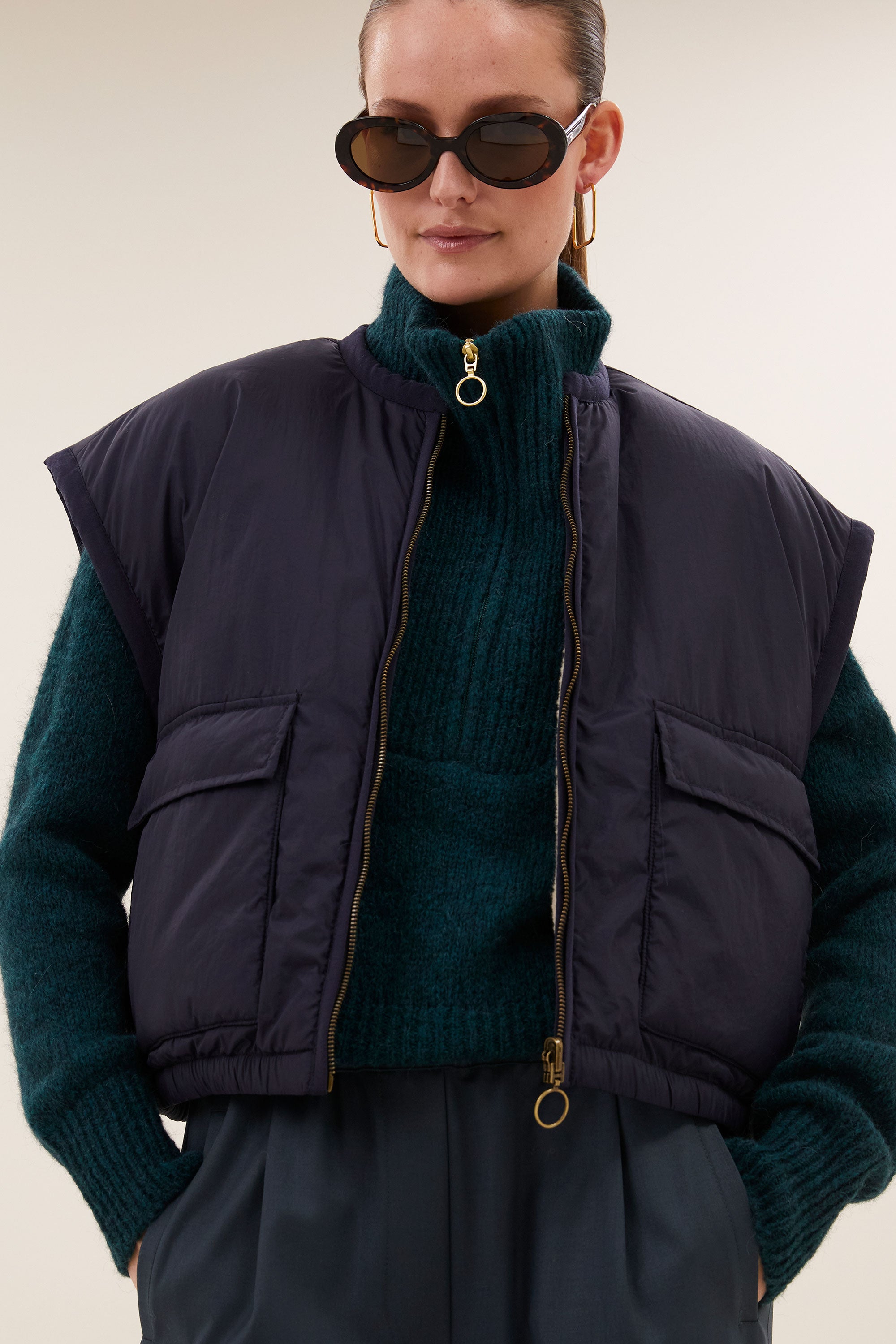 gio-sleeveless-jacket-midnight-fleece_pocket_lining-binnenvoering-draagbaar aan beide zijden-by-bar-vooraanzicht