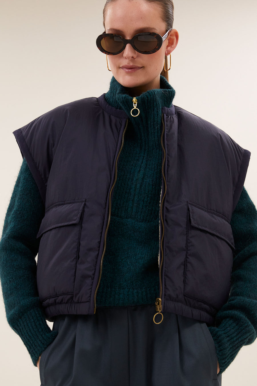 gio-sleeveless-jacket-midnight-fleece_pocket_lining-binnenvoering-draagbaar aan beide zijden-by-bar-vooraanzicht