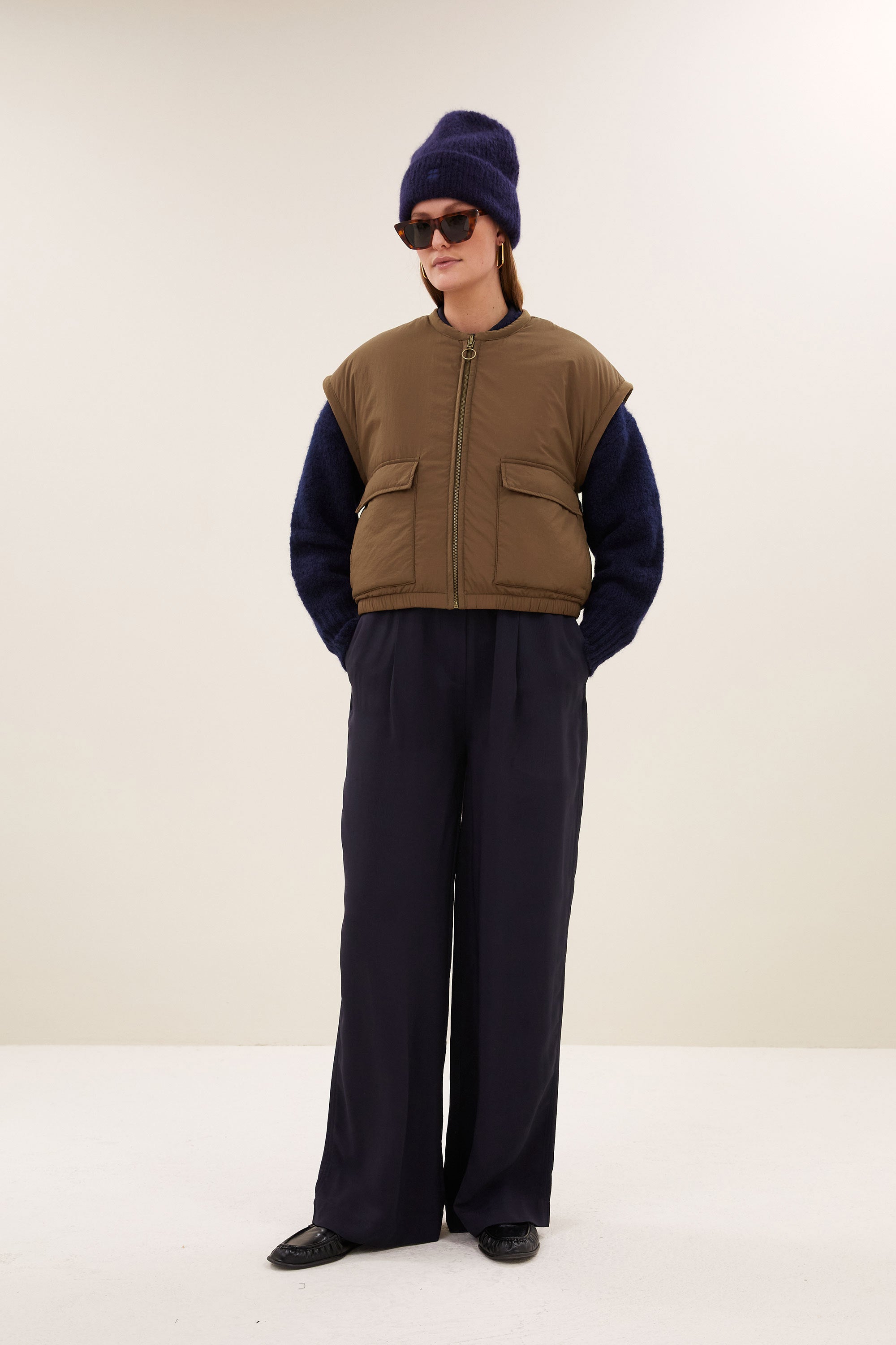 gio-sleeveless-jacket-hazel-fleece_pocket_lining-binnenvoering-draagbaar aan beide zijden-by-bar-zijaanzicht