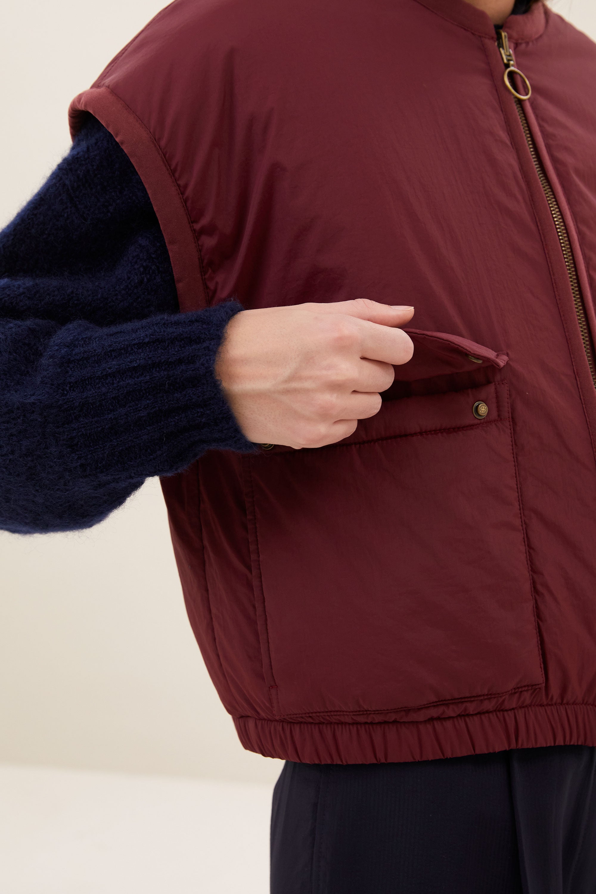 gio-sleeveless-jacket-wine-fleece_pocket_lining-binnenvoering-draagbaar aan beide zijden-by-bar-detail