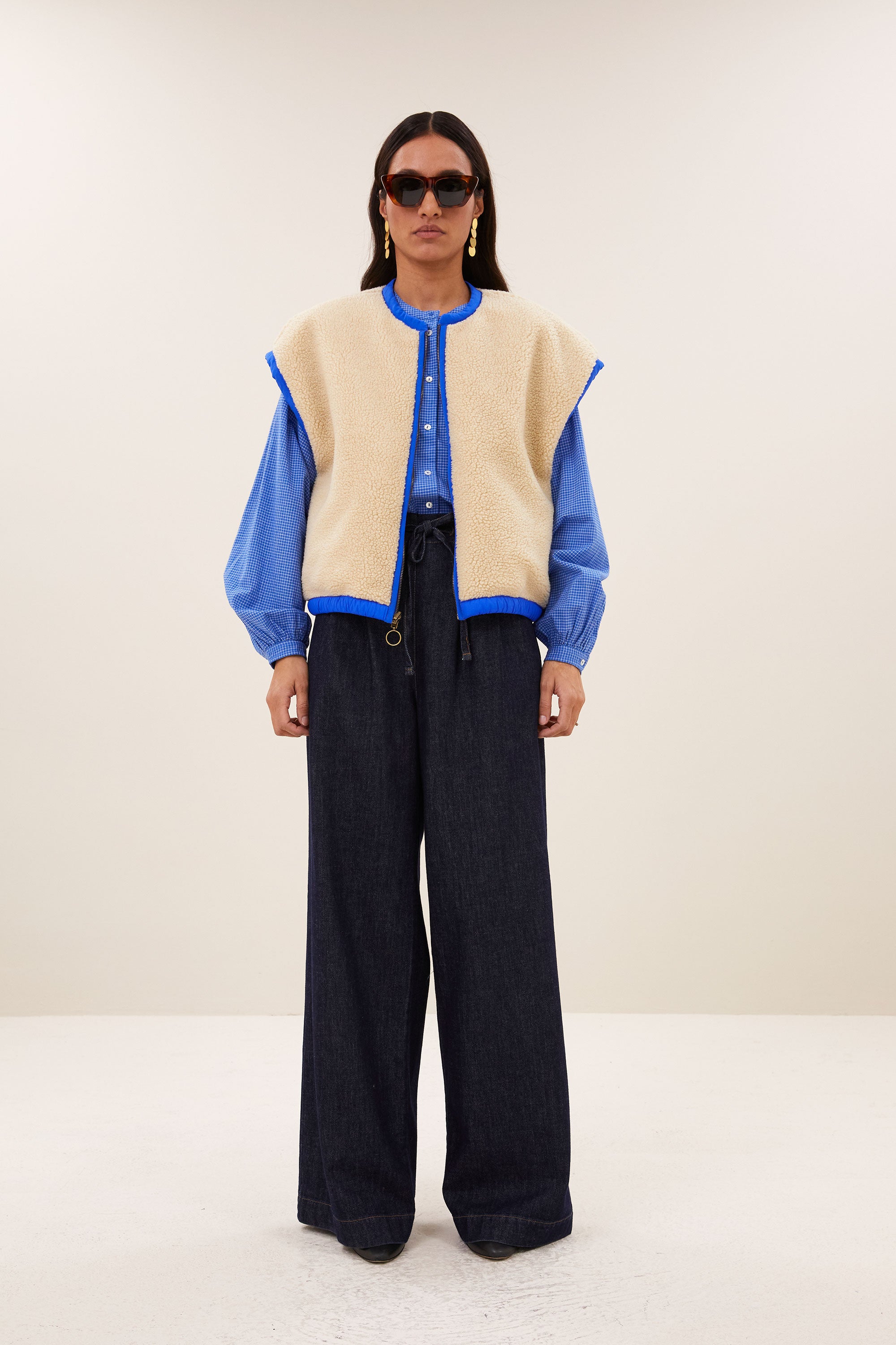 gio-sleeveless-jacket-kingsblue-fleece_pocket_lining-binnenvoering-draagbaar aan beide zijden-by-bar-vooraanzicht