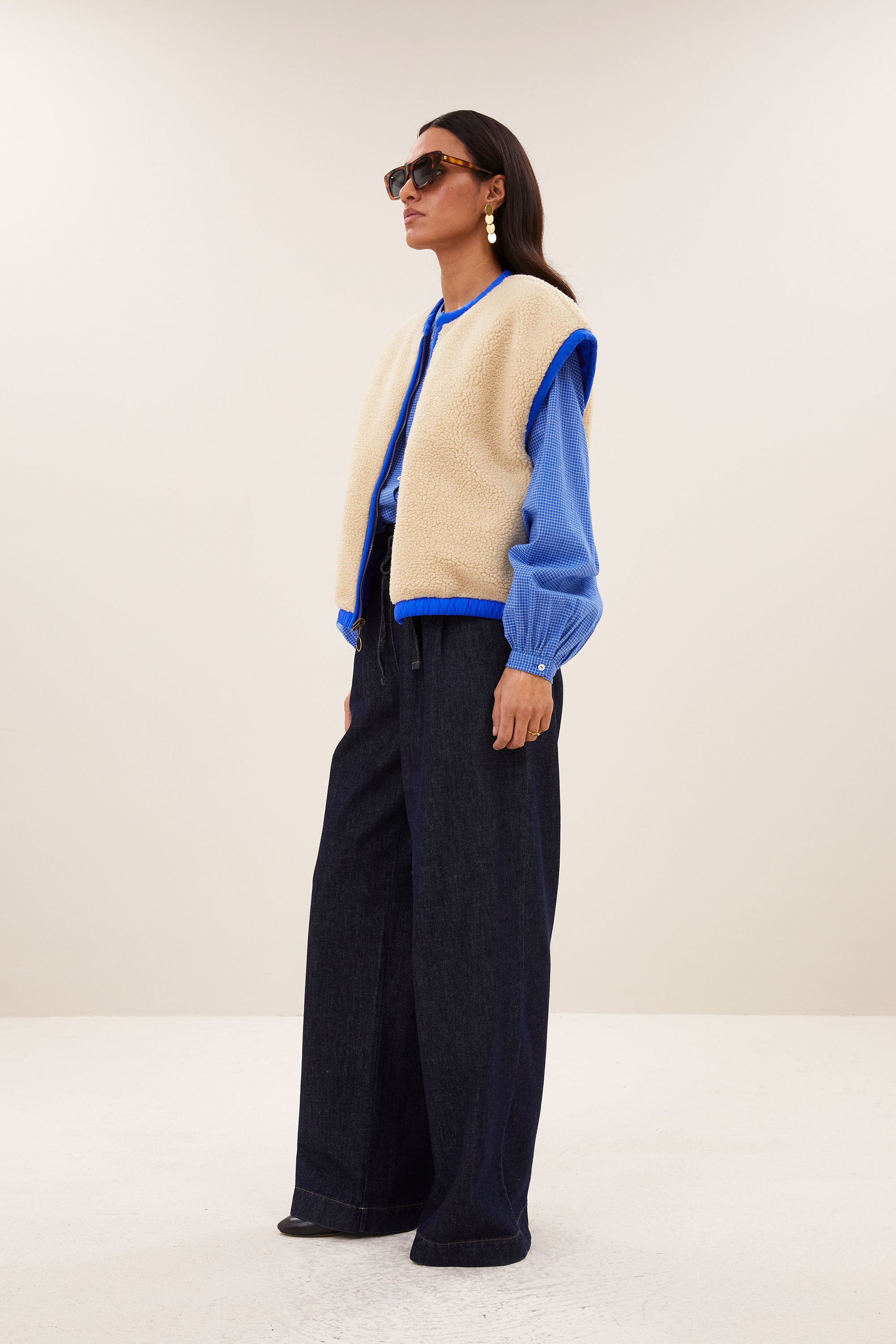 gio-sleeveless-jacket-kingsblue-fleece_pocket_lining-binnenvoering-draagbaar aan beide zijden-by-bar-zijaanzicht