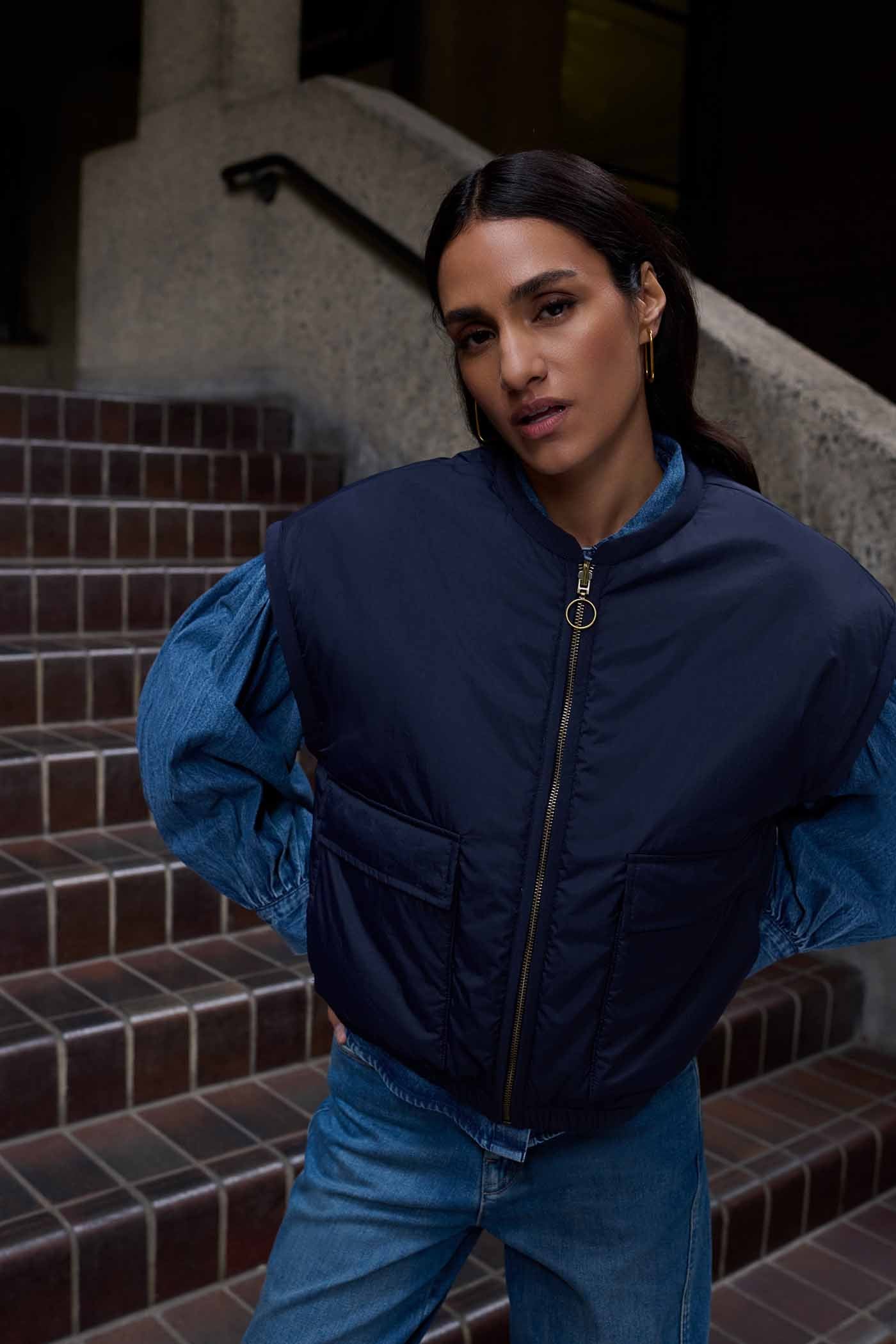 gio-sleeveless-jacket-midnight-fleece_pocket_lining-binnenvoering-draagbaar aan beide zijden-by-bar-sfeerbeeld