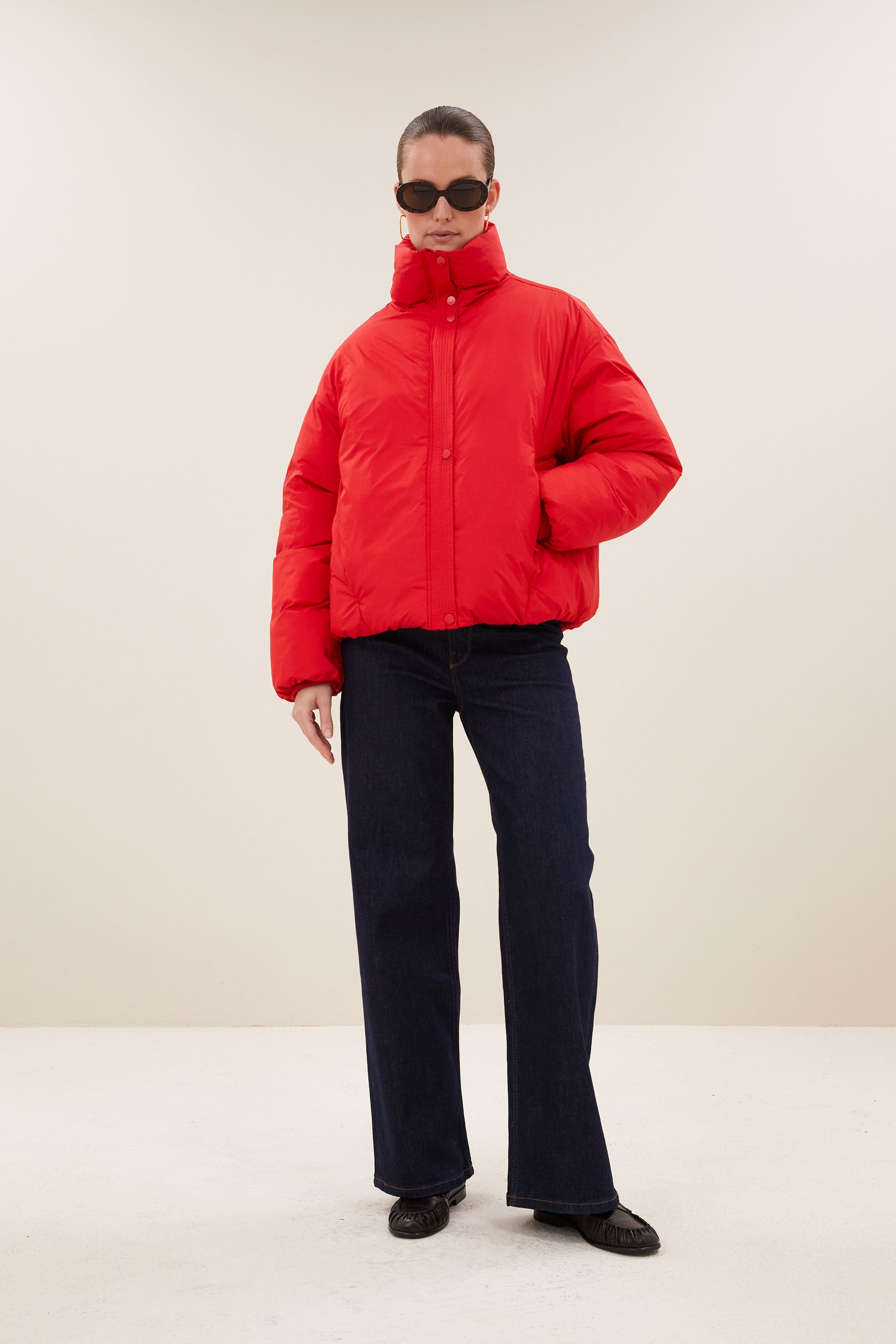 joy-jacket-poppy-red-hoge hals-gerecycled polyester-rits- en knoopsluiting-by-bar-aanvullende-foto