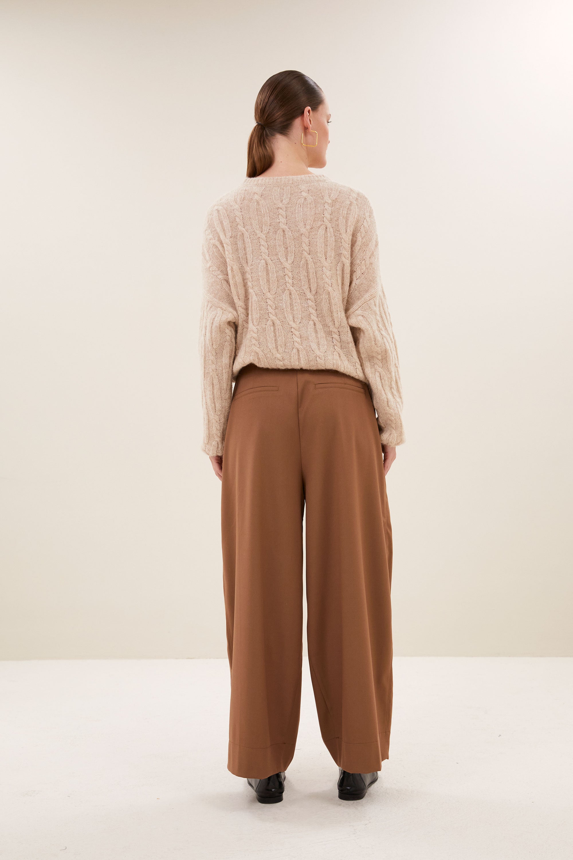 jule-camel-pants-camel-all-time classic-gemaakt door weefspecialist-ritssluiting-by-bar-achteraanzicht