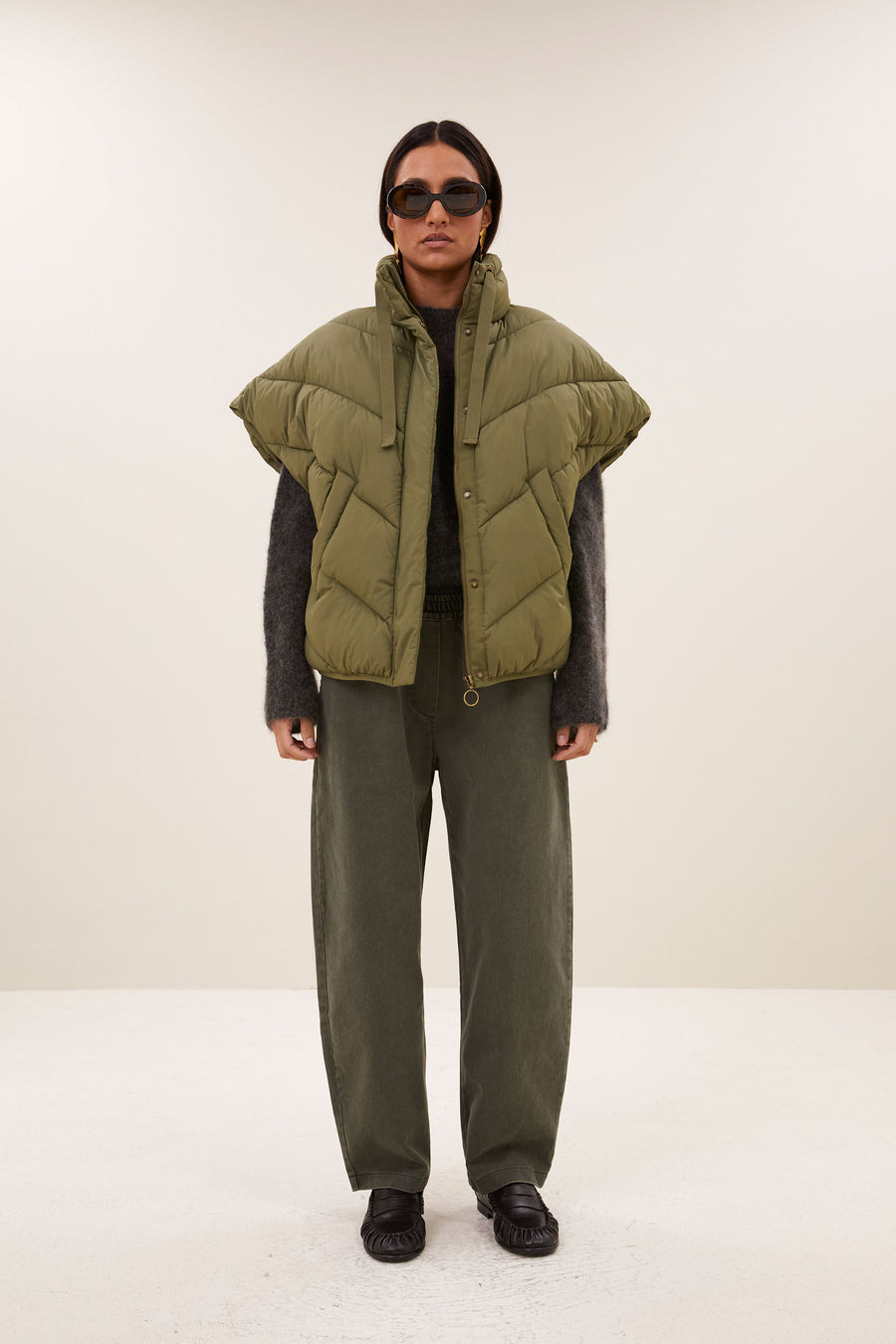 franky-sleeveless-jacket-olive-fleece_pocket_lining-opstaande kraag-rits- en knoopsluiting-by-bar-vooraanzicht