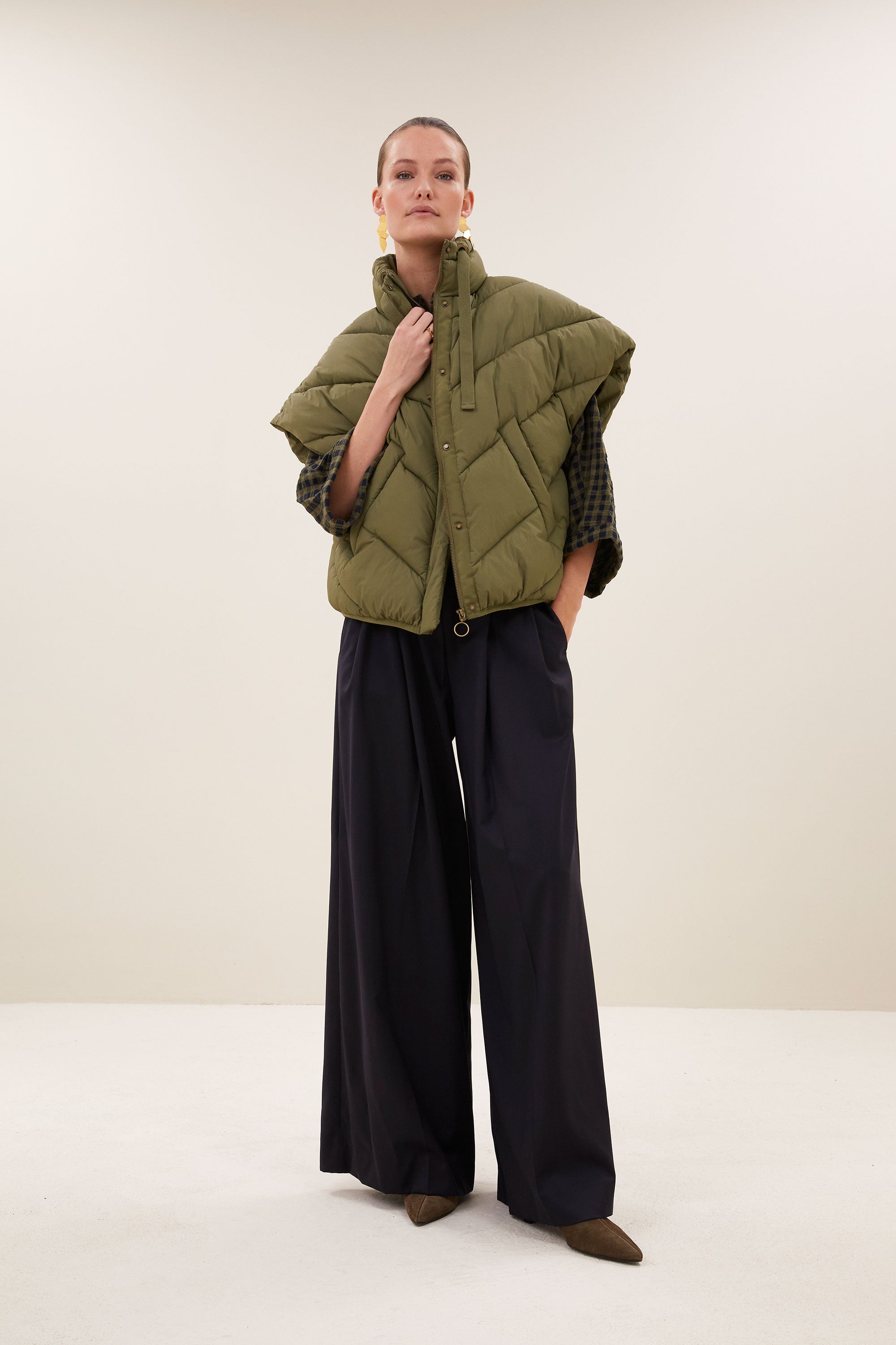 franky-sleeveless-jacket-olive-fleece_pocket_lining-opstaande kraag-rits- en knoopsluiting-by-bar-extra