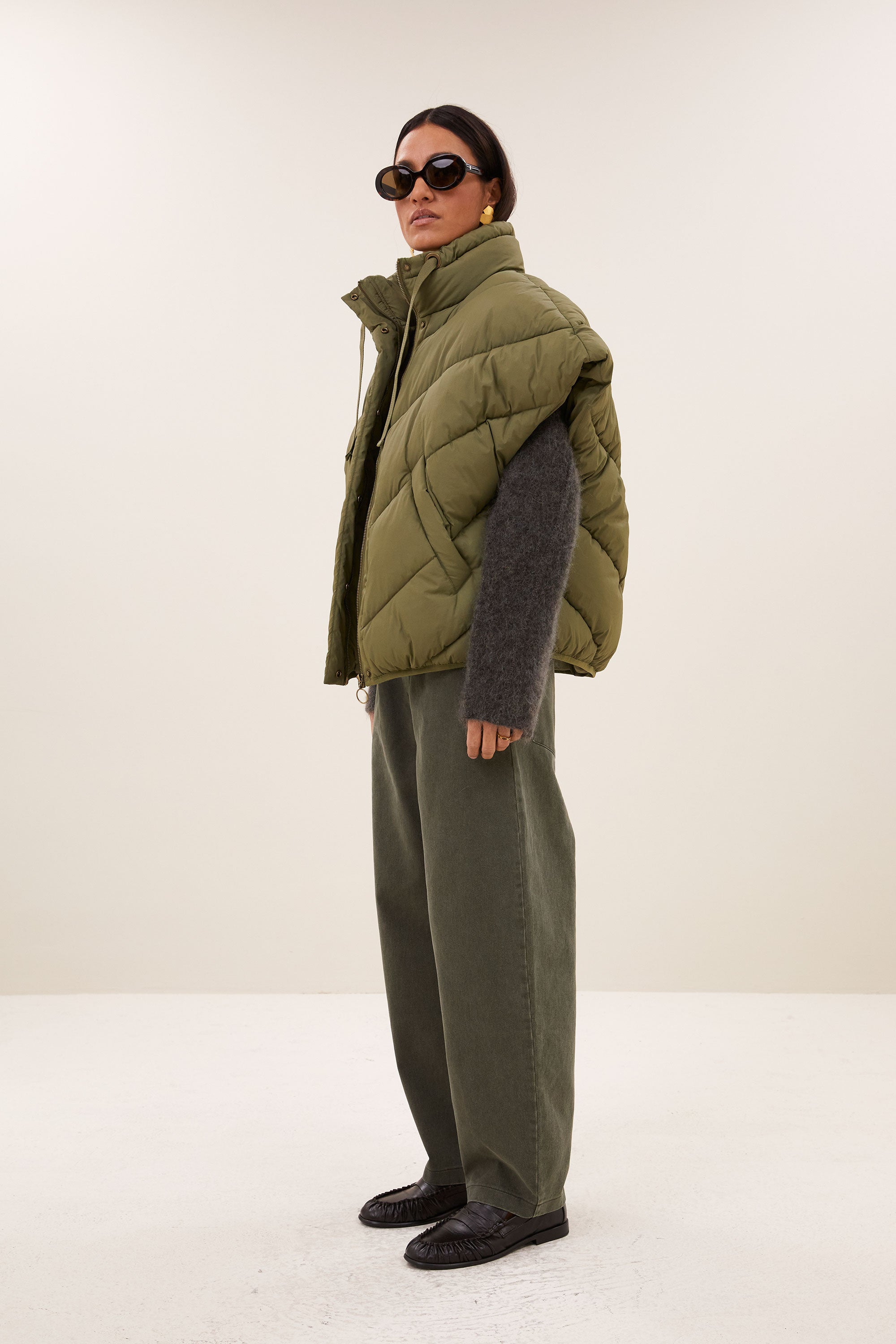 franky-sleeveless-jacket-olive-fleece_pocket_lining-opstaande kraag-rits- en knoopsluiting-by-bar-zijaanzicht