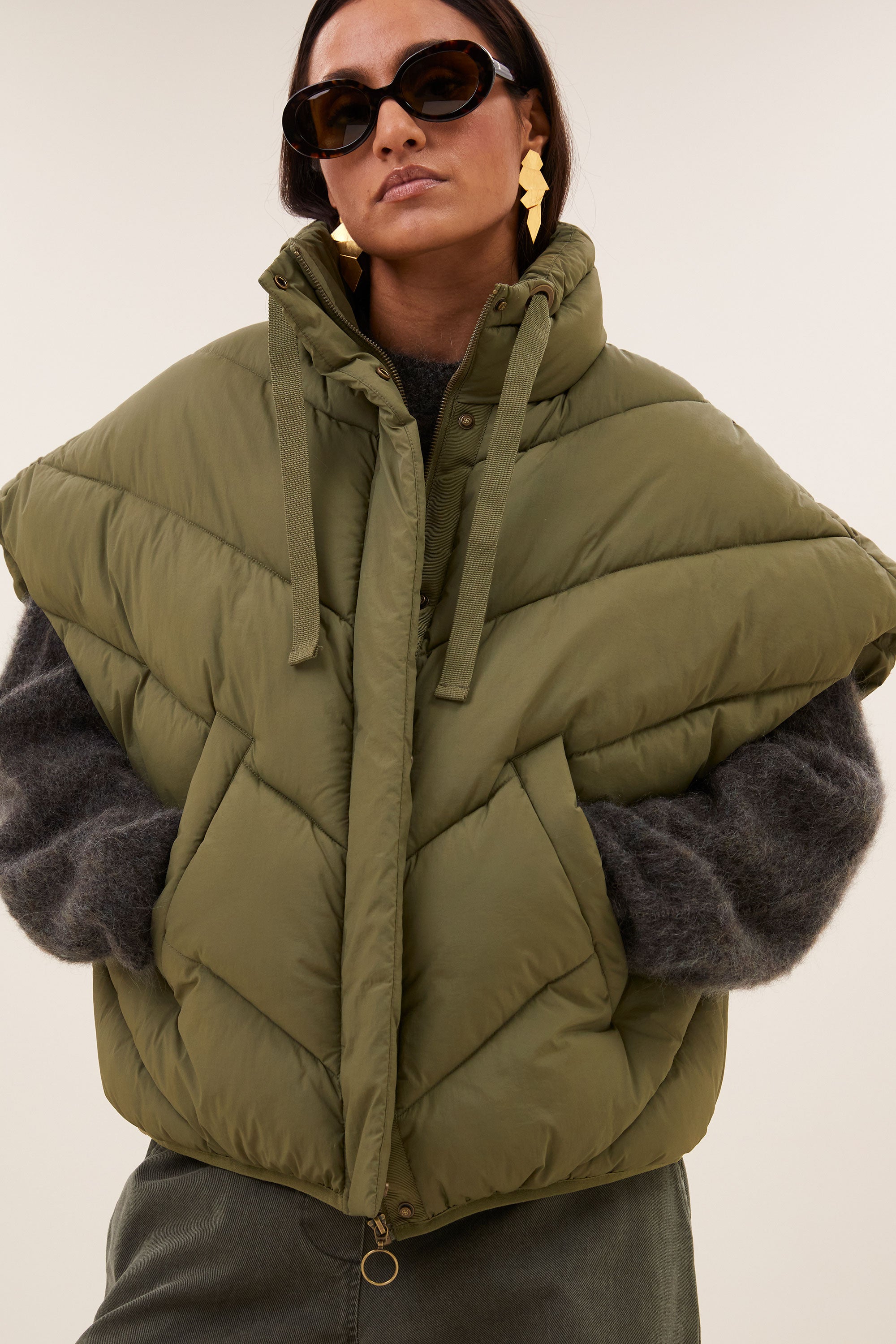 franky-sleeveless-jacket-olive-fleece_pocket_lining-opstaande kraag-rits- en knoopsluiting-by-bar-detail