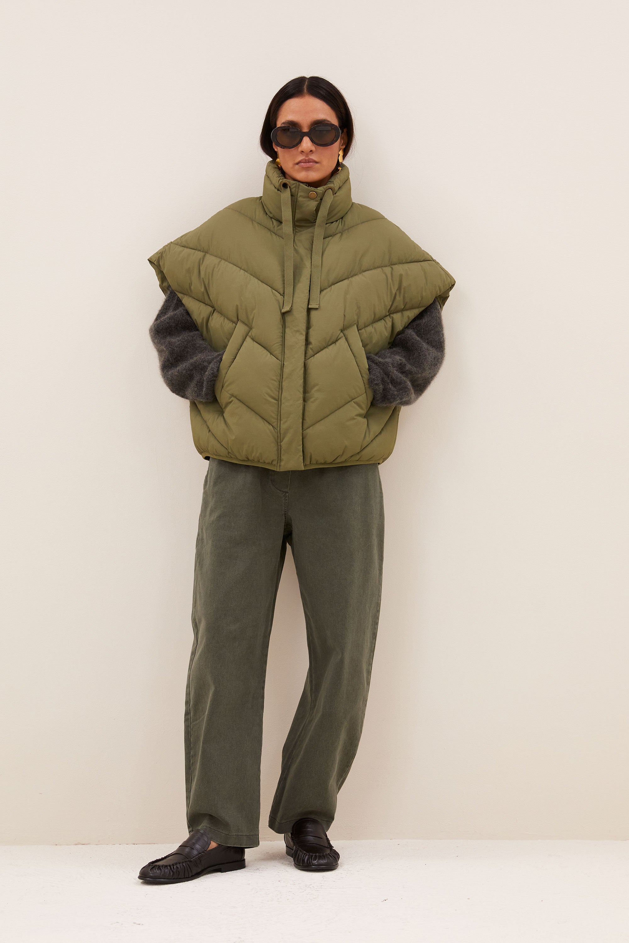 franky-sleeveless-jacket-olive-fleece_pocket_lining-opstaande kraag-rits- en knoopsluiting-by-bar-extra