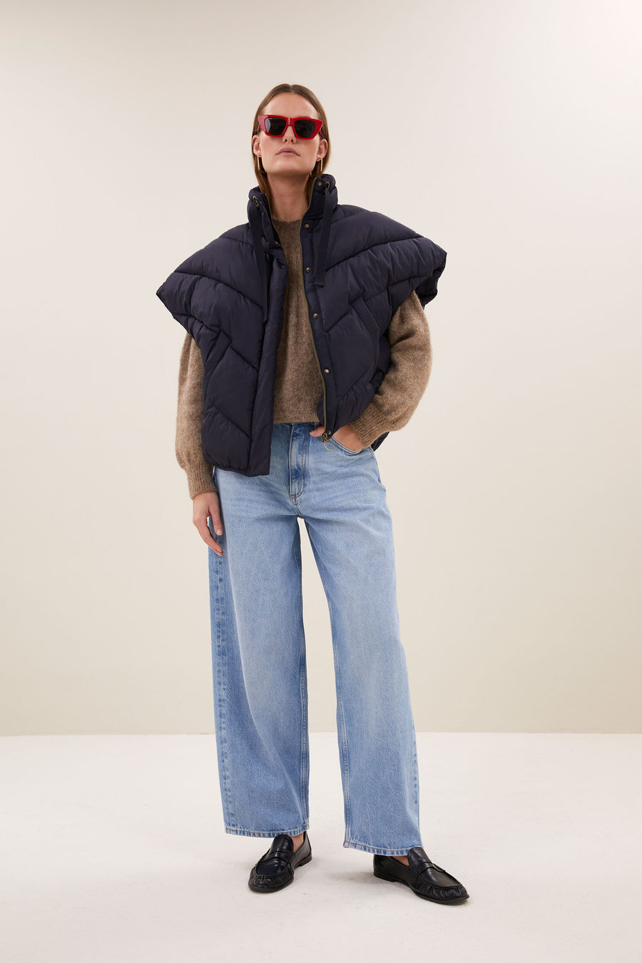franky-sleeveless-jacket-midnight-fleece_pocket_lining-opstaande kraag-rits- en knoopsluiting-by-bar-achteraanzicht