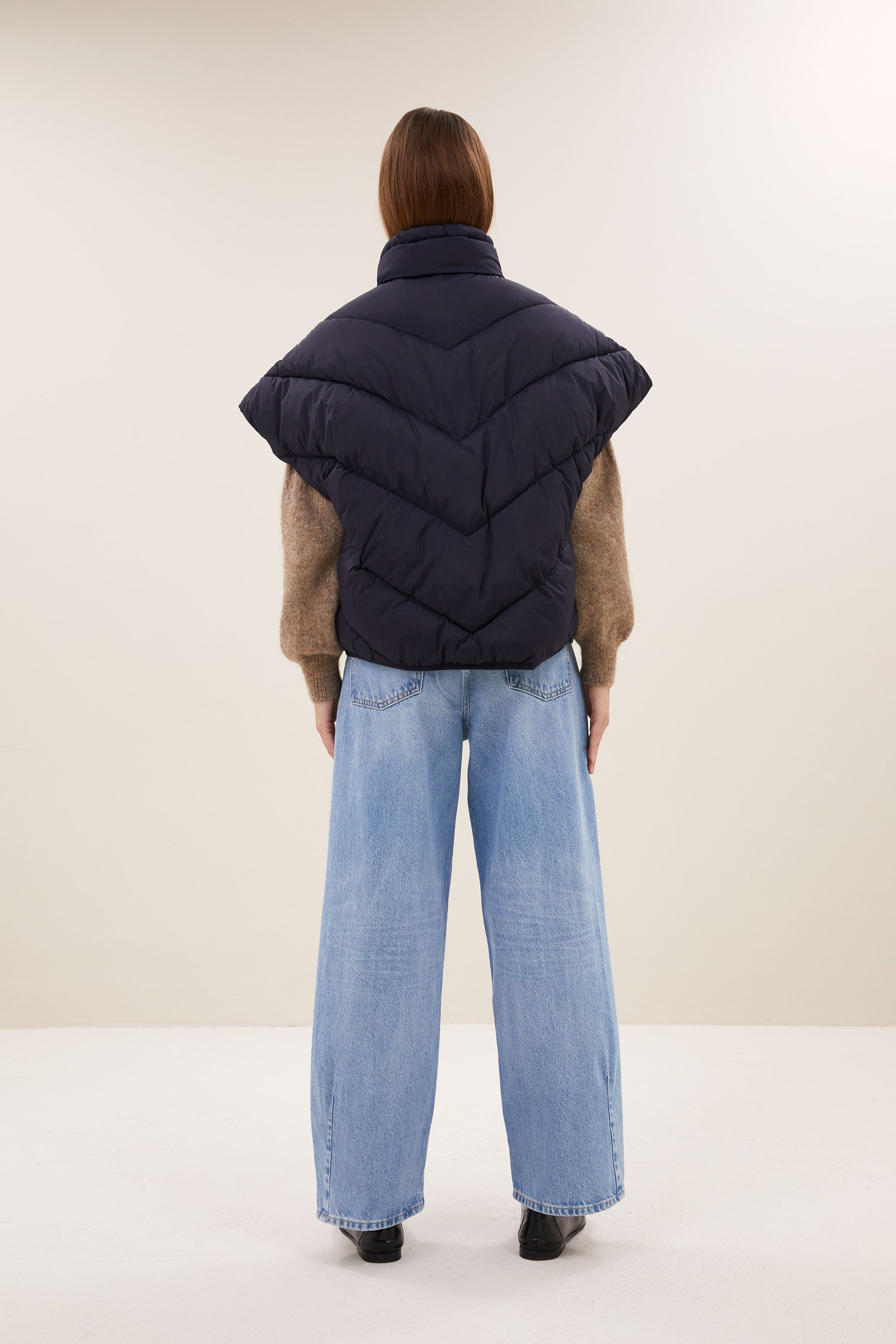 franky-sleeveless-jacket-midnight-fleece_pocket_lining-opstaande kraag-rits- en knoopsluiting-by-bar-achteraanzicht
