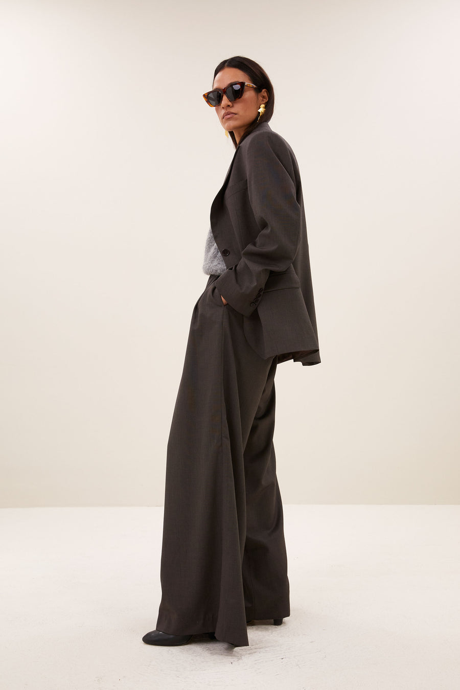 mikkel-blazer-dark-brown-all-time classic-gemaakt door weefspecialist-draagbaar als set-by-bar-zijaanzicht