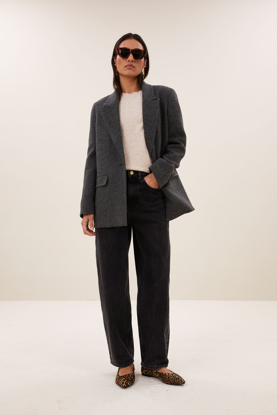 nes-herringbone-blazer-dark-grey-melee-all-time classic-knoopsluiting-wolblend-by-bar-aanvullende-foto