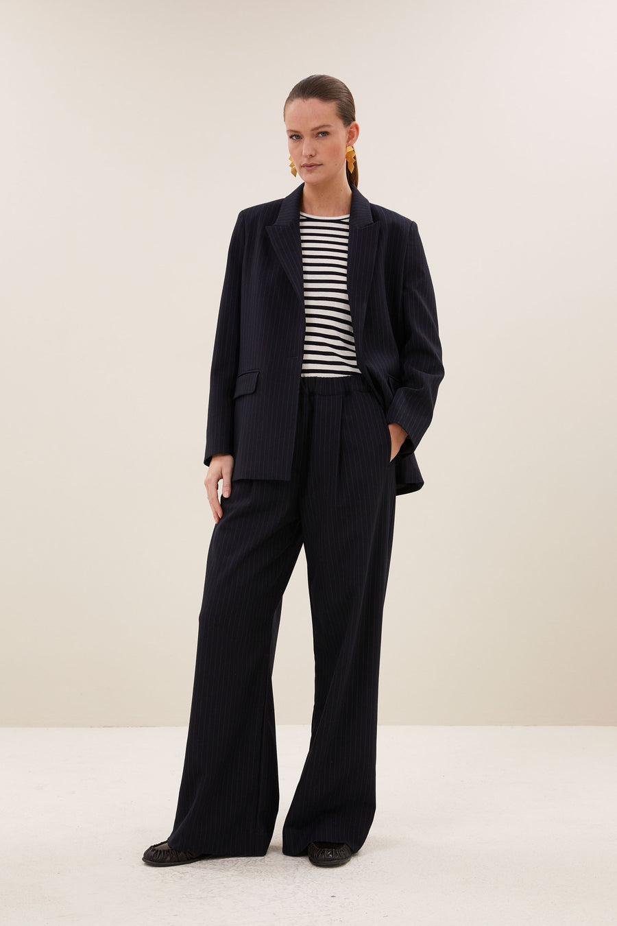 nes-pinstripe-blazer-midnight-comfortabele draagervaring-all-time classic-knoopsluiting-by-bar-vooraanzicht