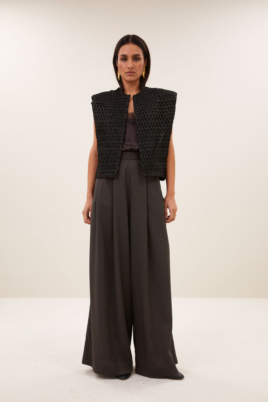 milo-sparkle-gilet-black-gemaakt door weefspecialist-ronde halslijn-kleine kapmouw-by-bar-sfeerbeeld