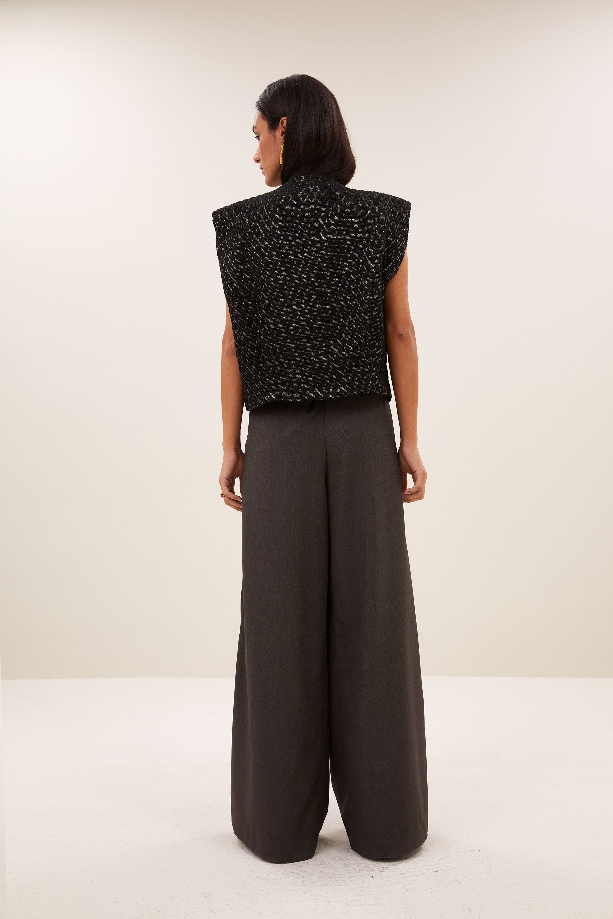 milo-sparkle-gilet-black-gemaakt door weefspecialist-ronde halslijn-kleine kapmouw-by-bar-achteraanzicht