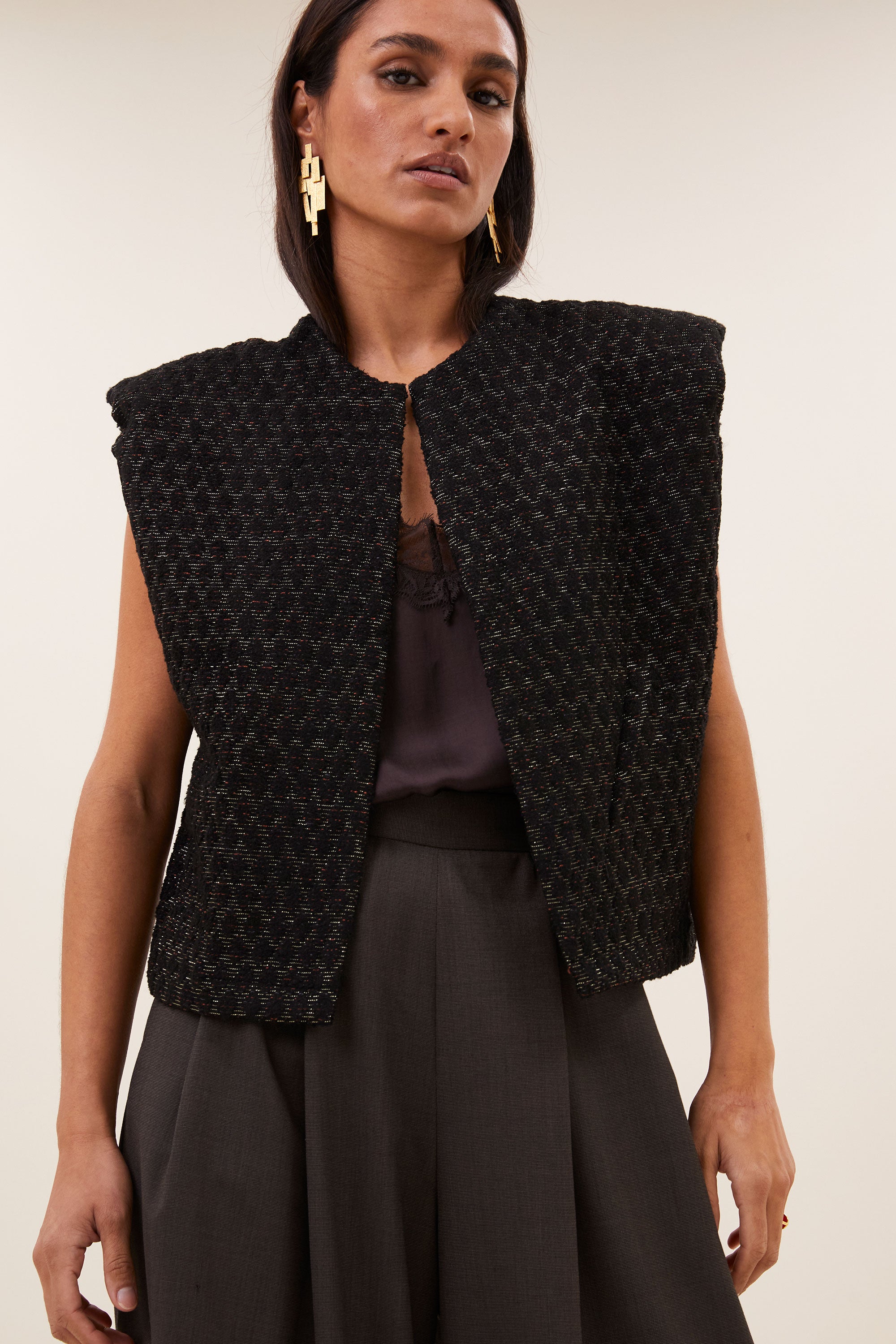 milo-sparkle-gilet-black-gemaakt door weefspecialist-ronde halslijn-kleine kapmouw-by-bar-detail