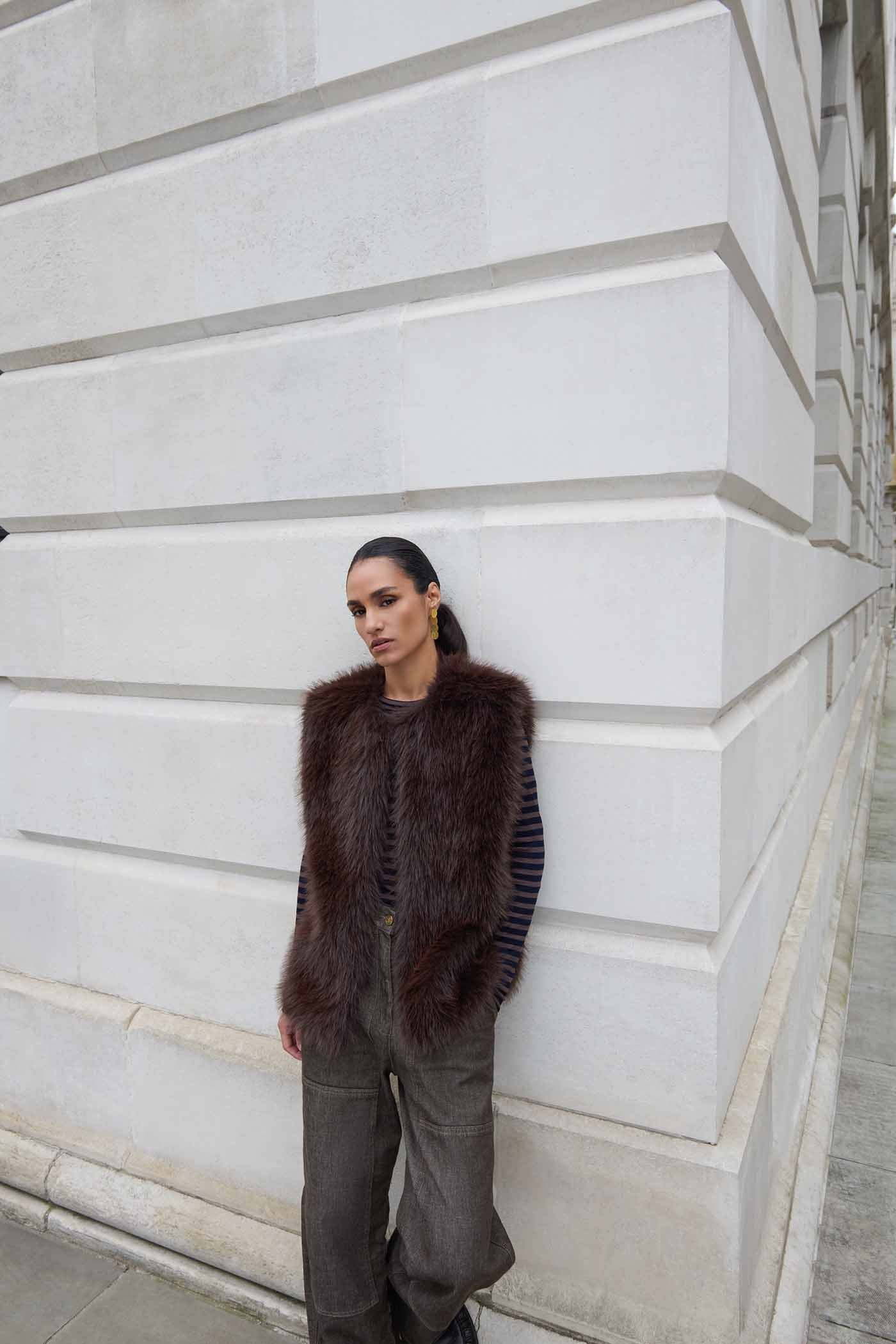 mona-faux-fur-gilet-dark-brown-knoopsluiting-aansluitende fit-verborgen haak-en-oogsluiting-by-bar-sfeerbeeld