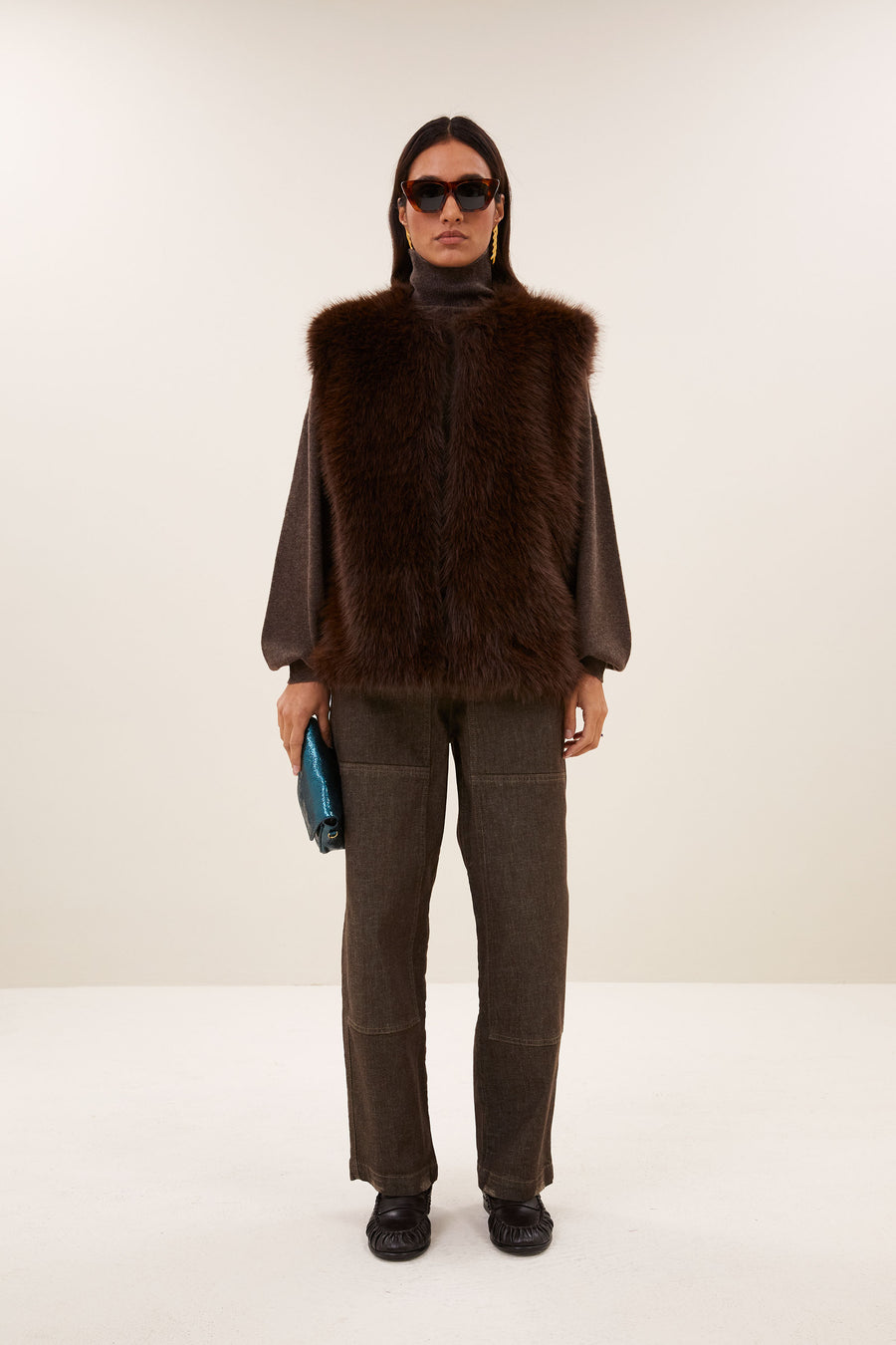 mona-faux-fur-gilet-dark-brown-knoopsluiting-aansluitende fit-verborgen haak-en-oogsluiting-by-bar-vooraanzicht
