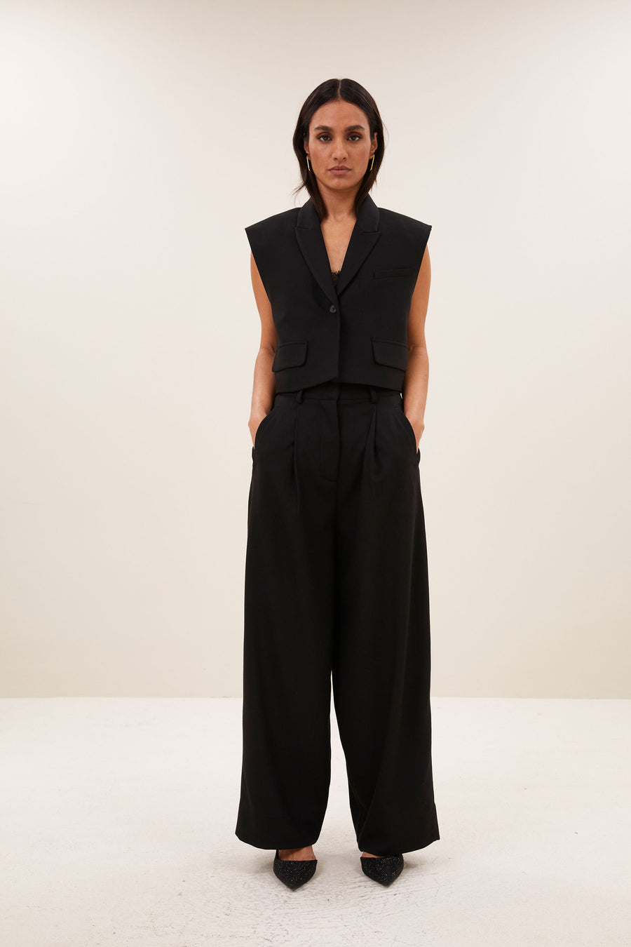 bobi-herringbone-gilet-black-all-time classic-knoopsluiting-draagbaar als set-by-bar-vooraanzicht