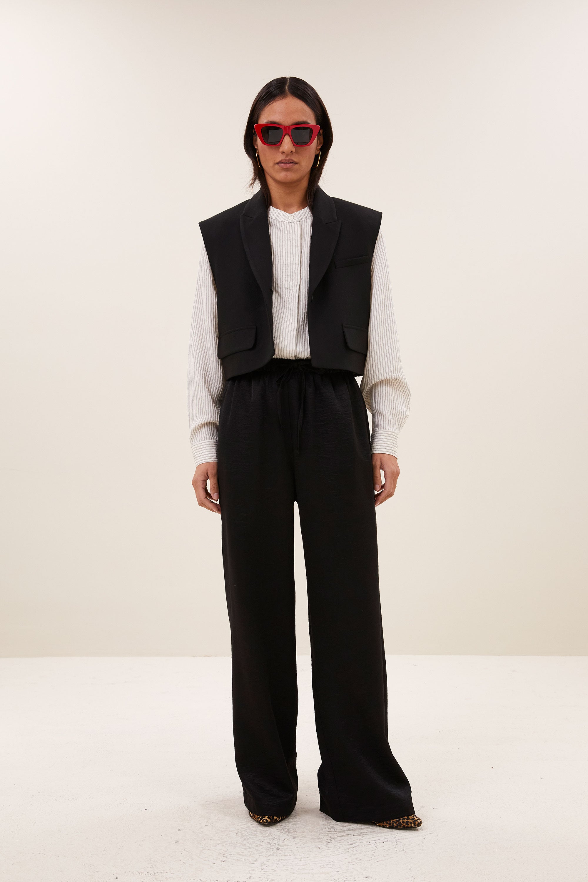 bobi-herringbone-gilet-black-all-time classic-knoopsluiting-draagbaar als set-by-bar-zijaanzicht