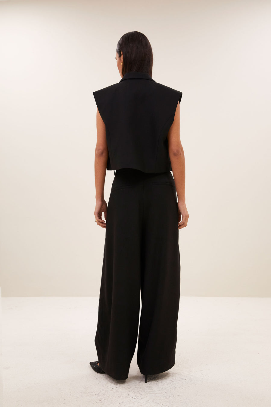bobi-herringbone-gilet-black-all-time classic-knoopsluiting-draagbaar als set-by-bar-achteraanzicht