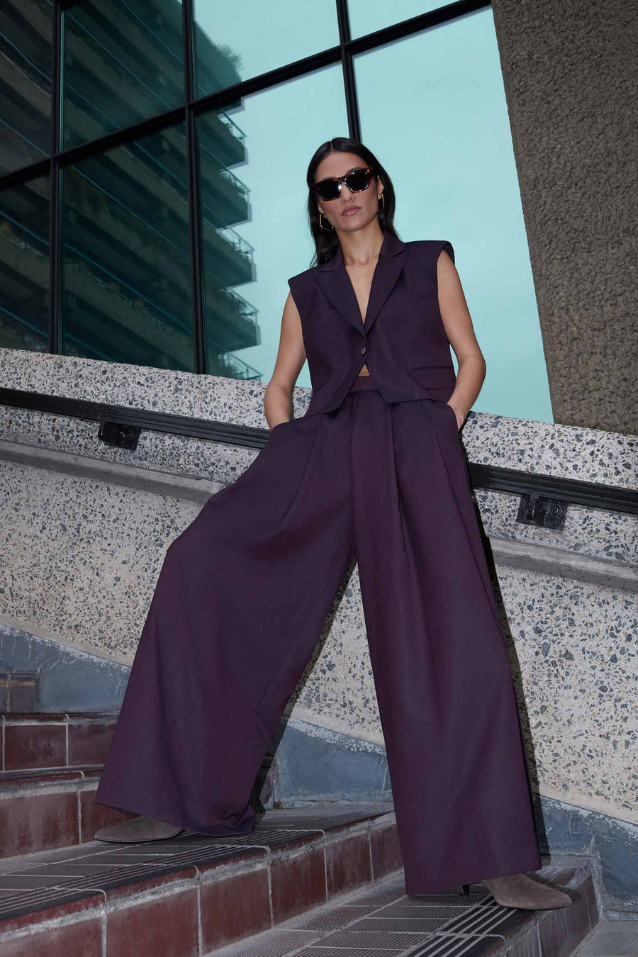 bobi-gilet-dark-wine-all-time classic-knoopsluiting-draagbaar als set-by-bar-sfeerbeeld
