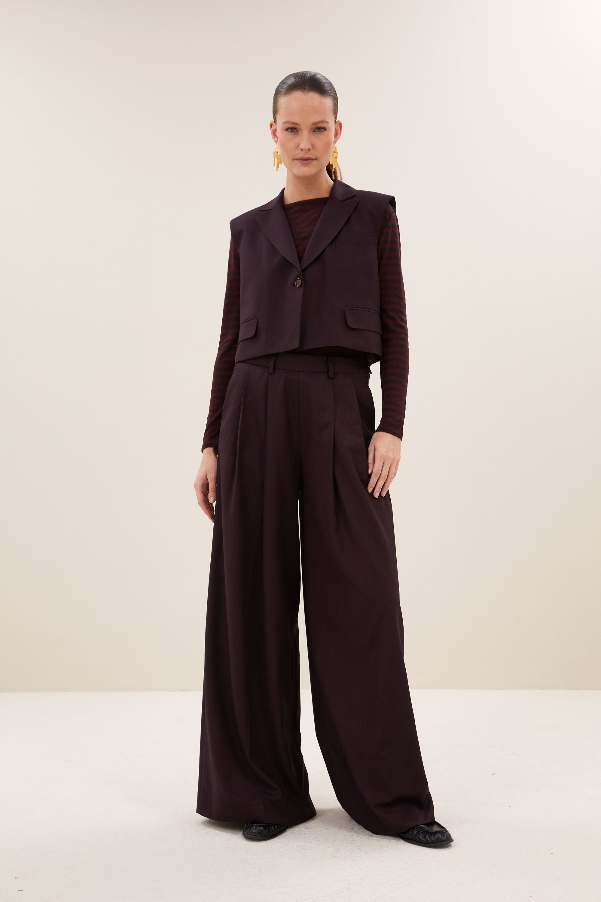 bobi-gilet-dark-wine-all-time classic-knoopsluiting-draagbaar als set-by-bar-vooraanzicht