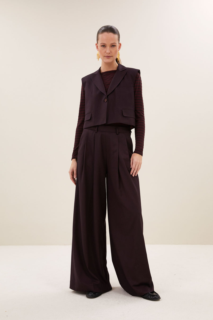 bobi-gilet-dark-wine-all-time classic-knoopsluiting-draagbaar als set-by-bar-vooraanzicht
