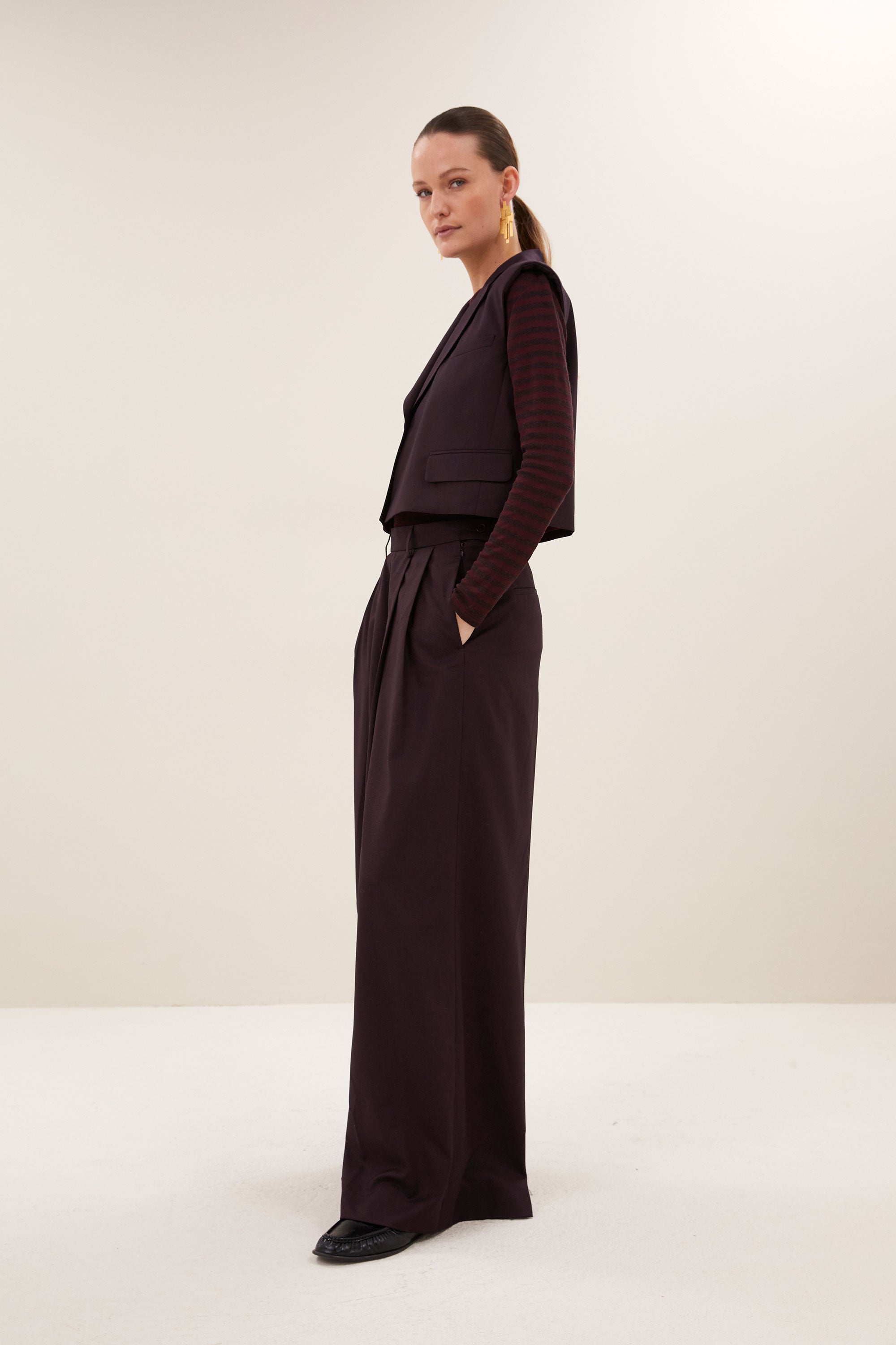 bobi-gilet-dark-wine-all-time classic-knoopsluiting-draagbaar als set-by-bar-zijaanzicht